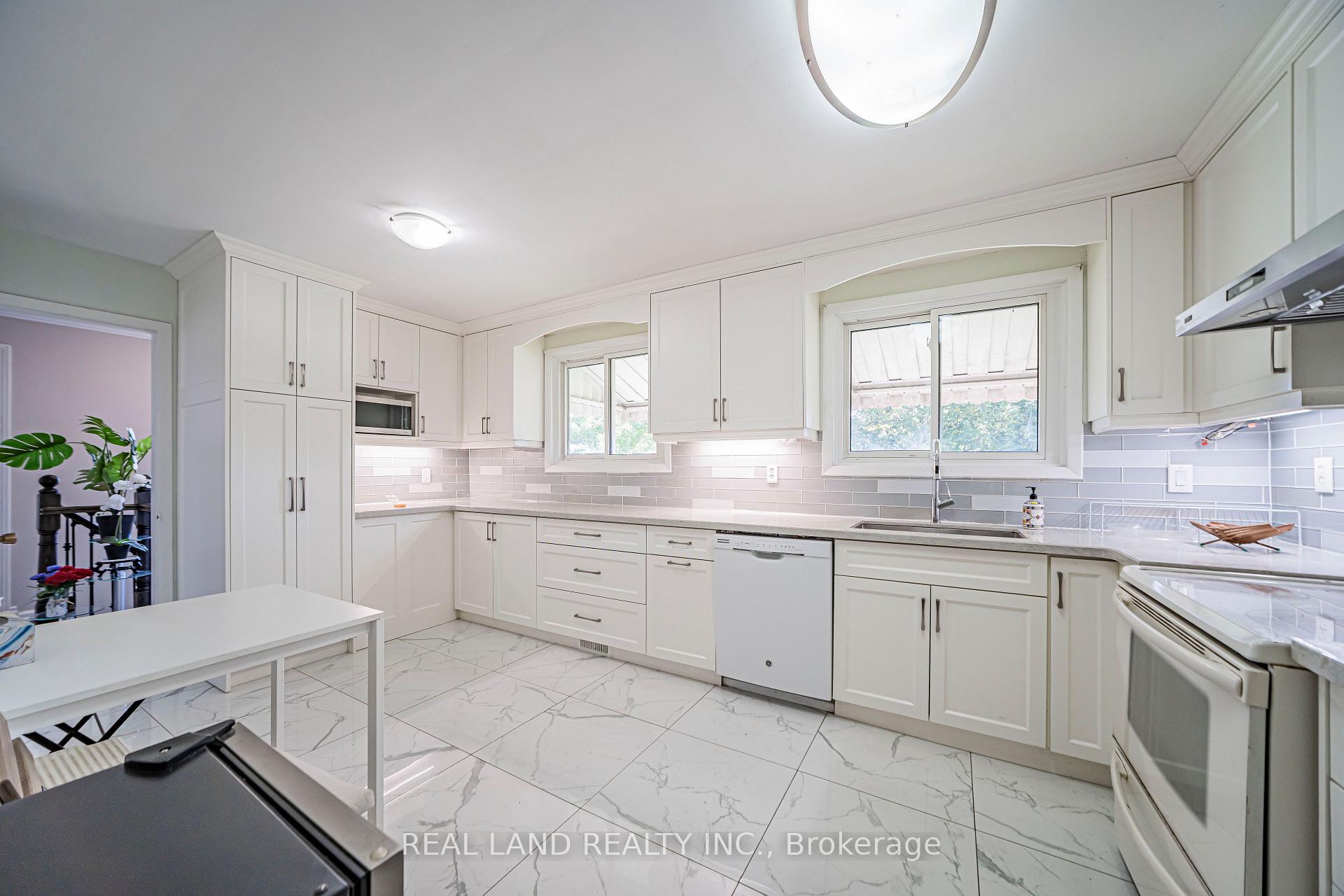 Photo 18 of 37 Pawnee Avenue, North York, Pleasant View — HOMEH