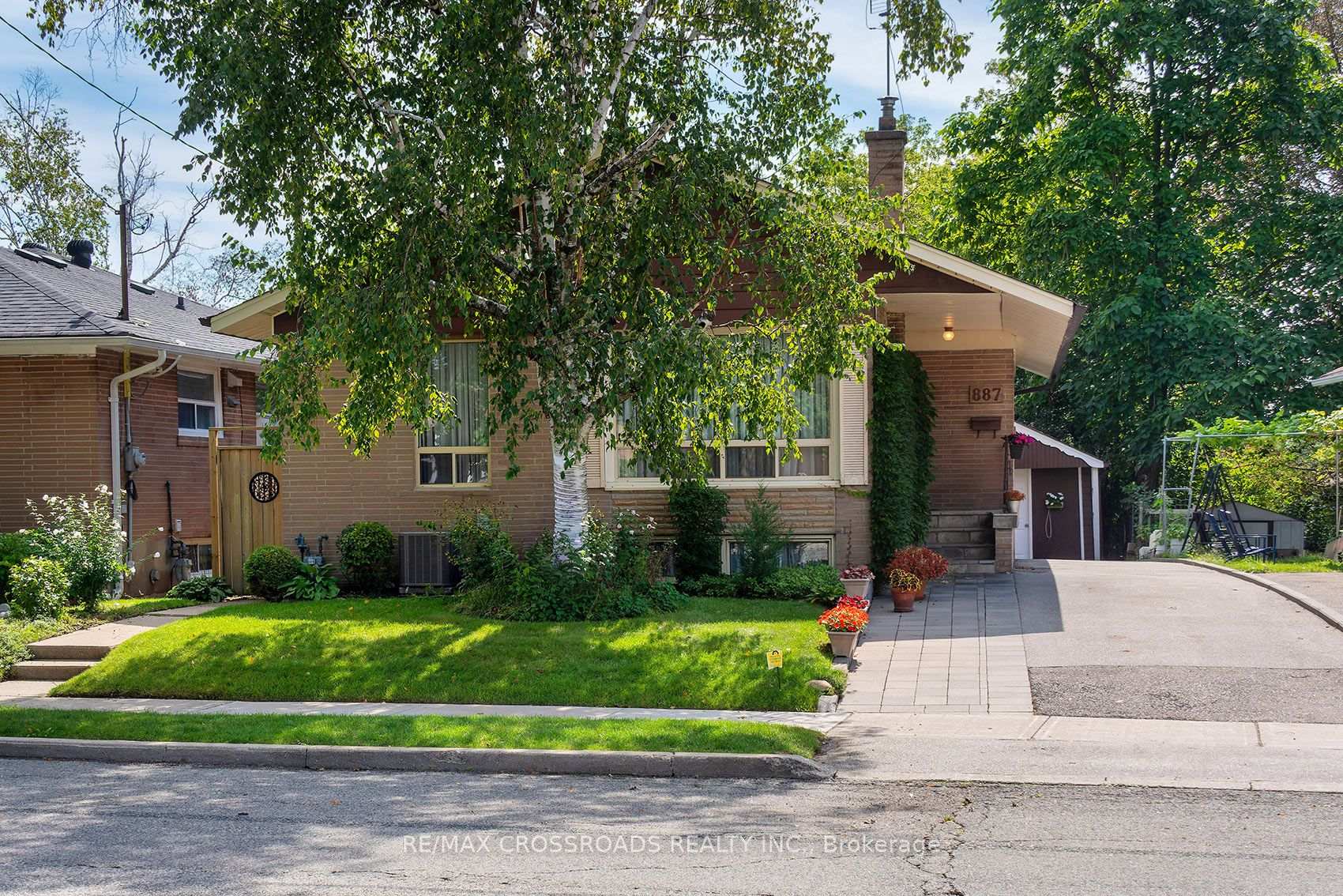 Photo 2 of 887 Brimorton Drive, Scarborough, Woburn — HOMEH