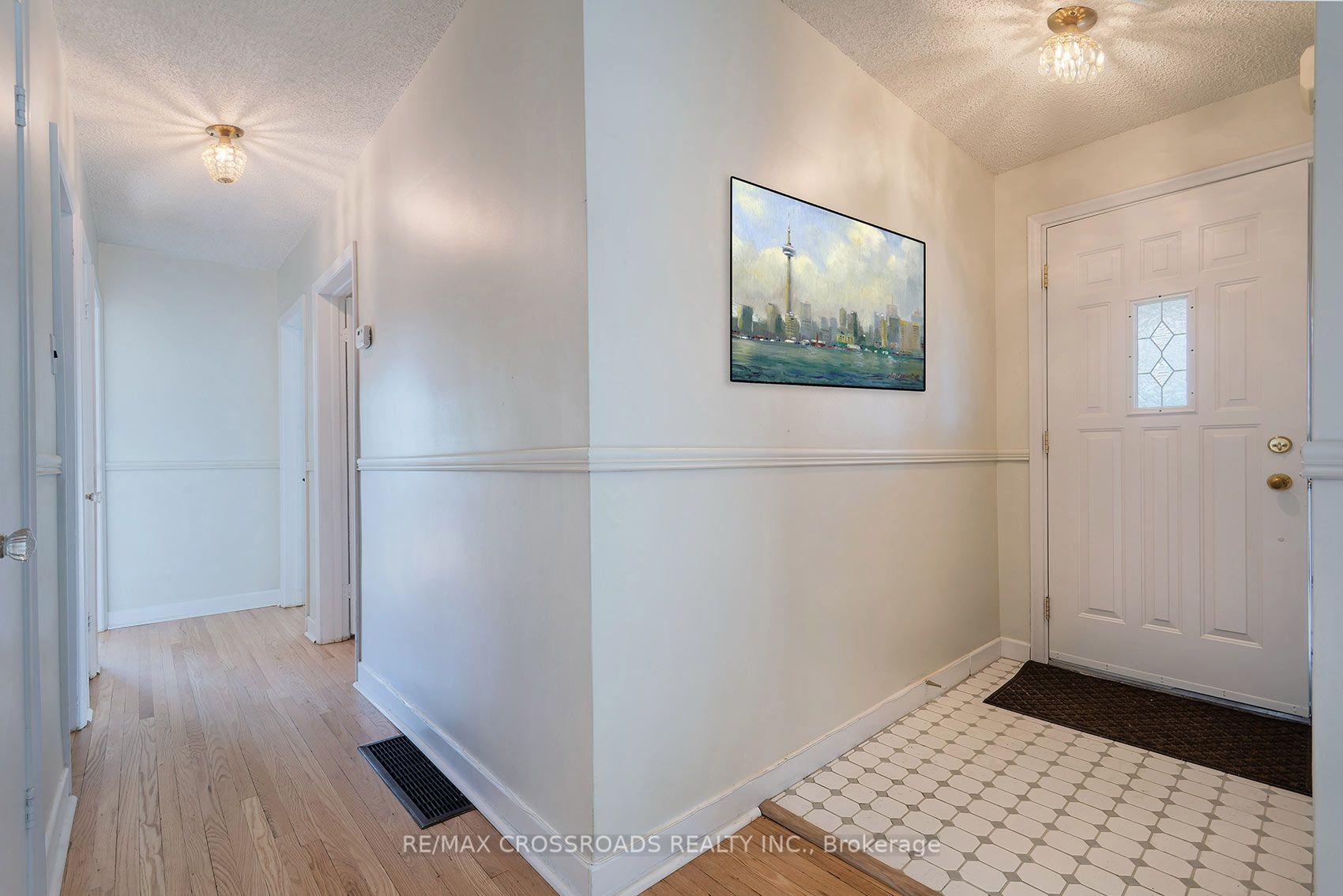 Photo 5 of 887 Brimorton Drive, Scarborough, Woburn — HOMEH