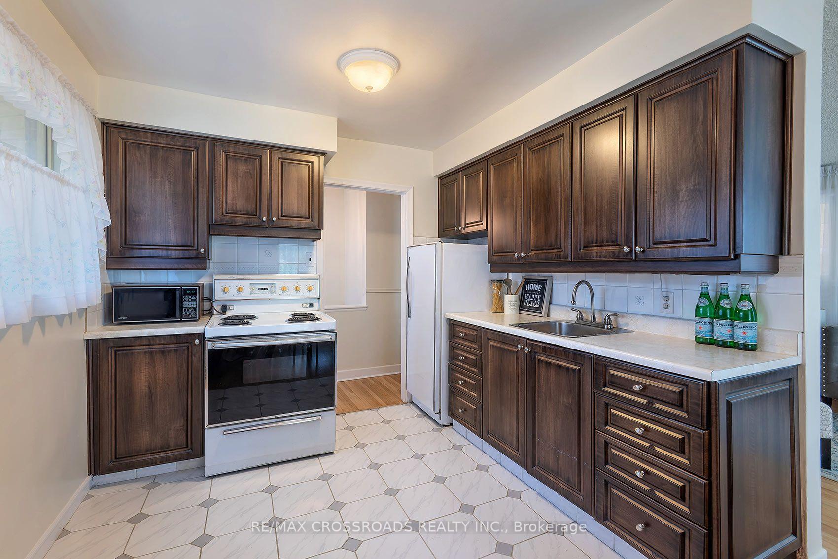 Photo 10 of 887 Brimorton Drive, Scarborough, Woburn — HOMEH