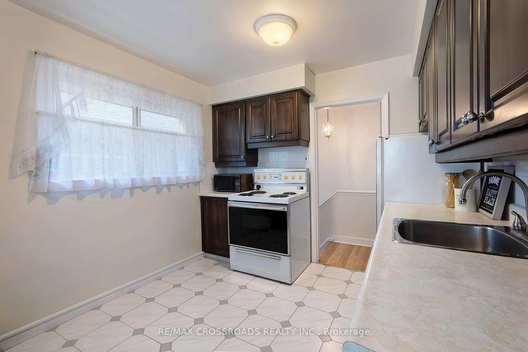 Photo 12 of 887 Brimorton Drive, Scarborough, Woburn — HOMEH