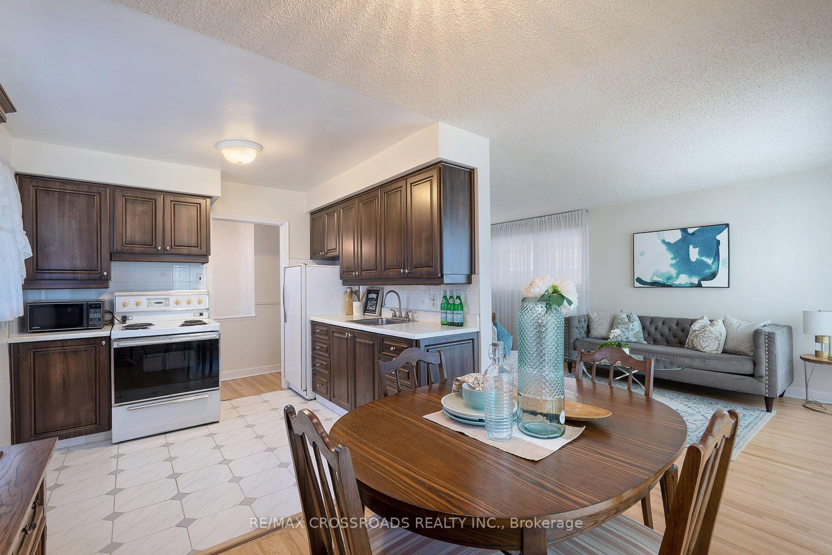 Photo 14 of 887 Brimorton Drive, Scarborough, Woburn — HOMEH