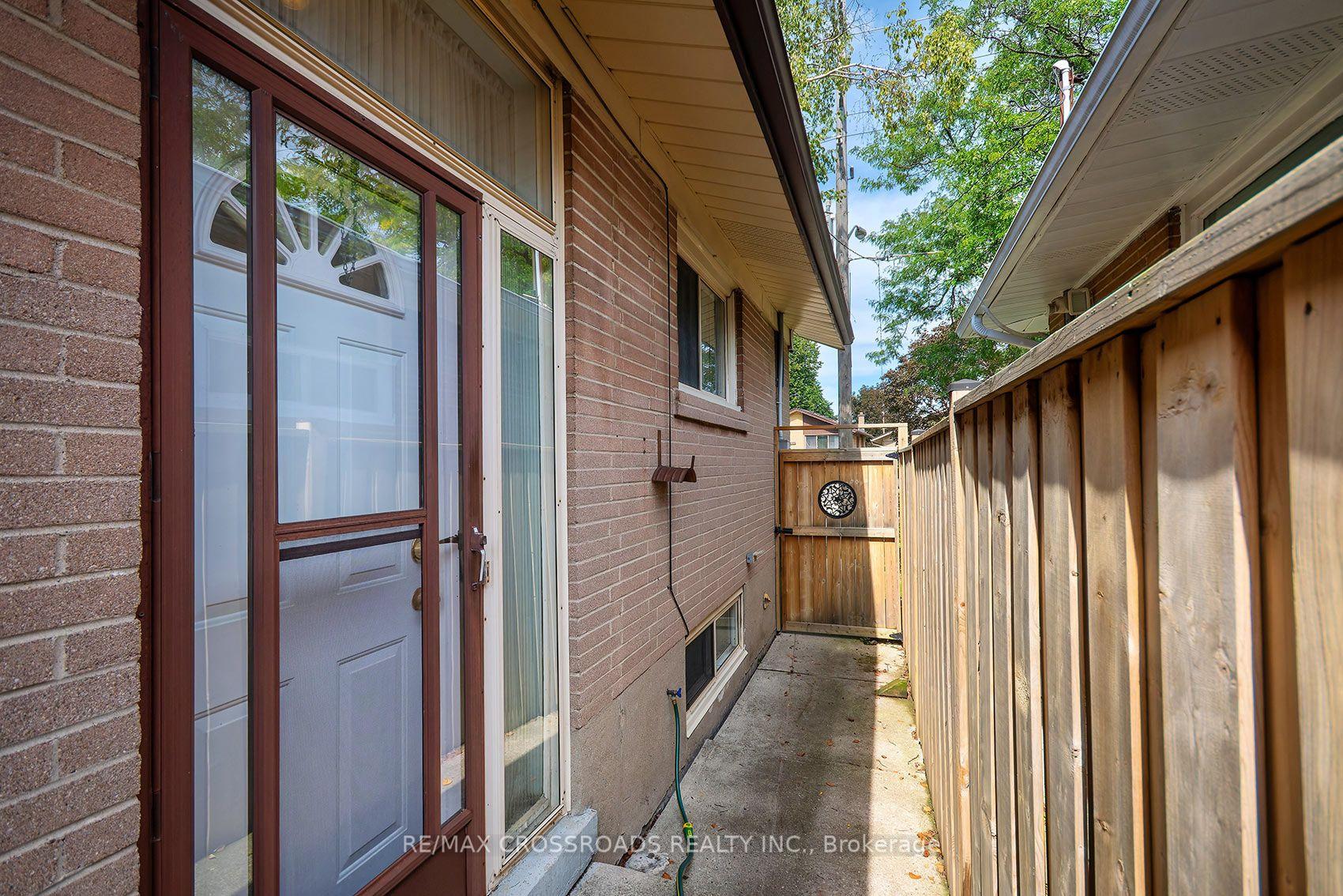Photo 22 of 887 Brimorton Drive, Scarborough, Woburn — HOMEH
