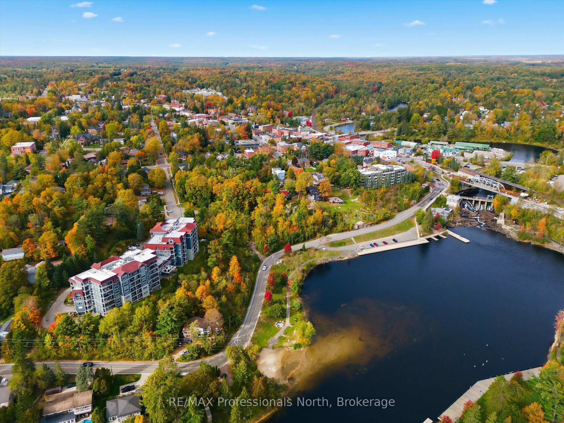 Photo 4 of Unit 405, 10A Kimberley Avenue, Bracebridge — HOMEH