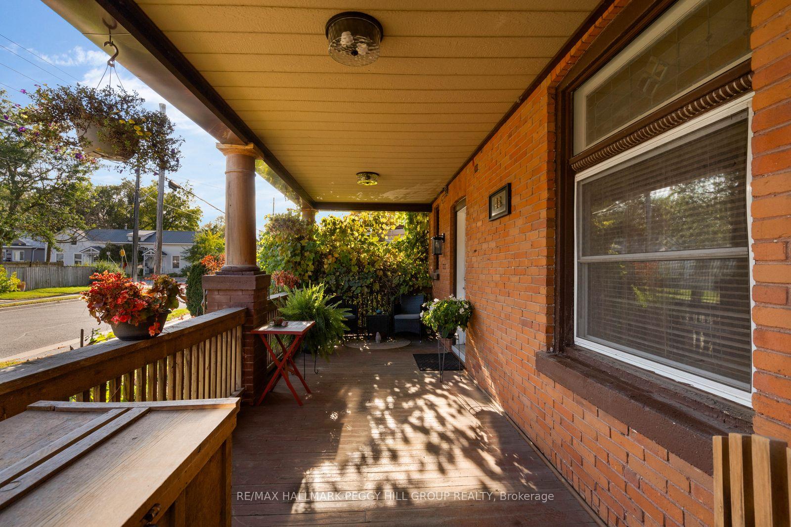 Photo 2 of 48 Brock Street, Barrie, Sanford — HOMEH