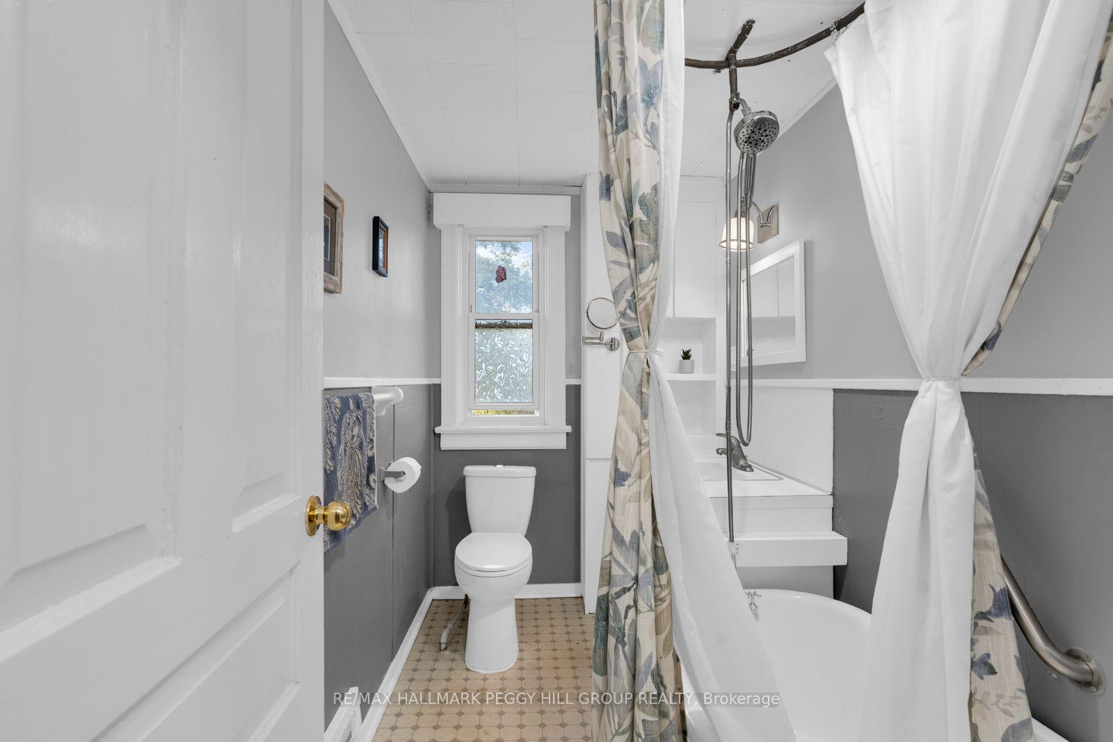 Photo 8 of 48 Brock Street, Barrie, Sanford — HOMEH