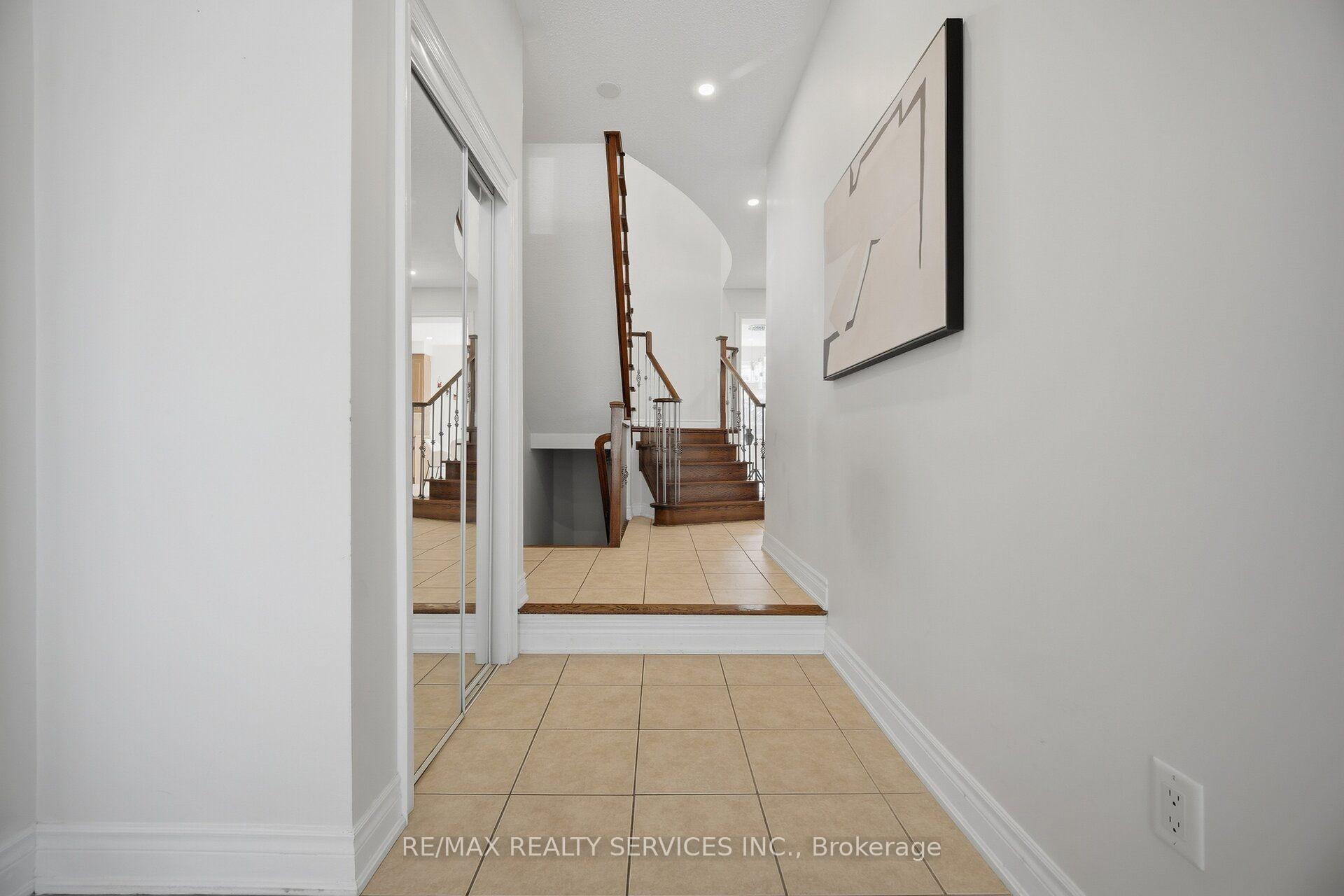 Photo 5 of 68 Southlake Boulevard, Brampton, Madoc — HOMEH