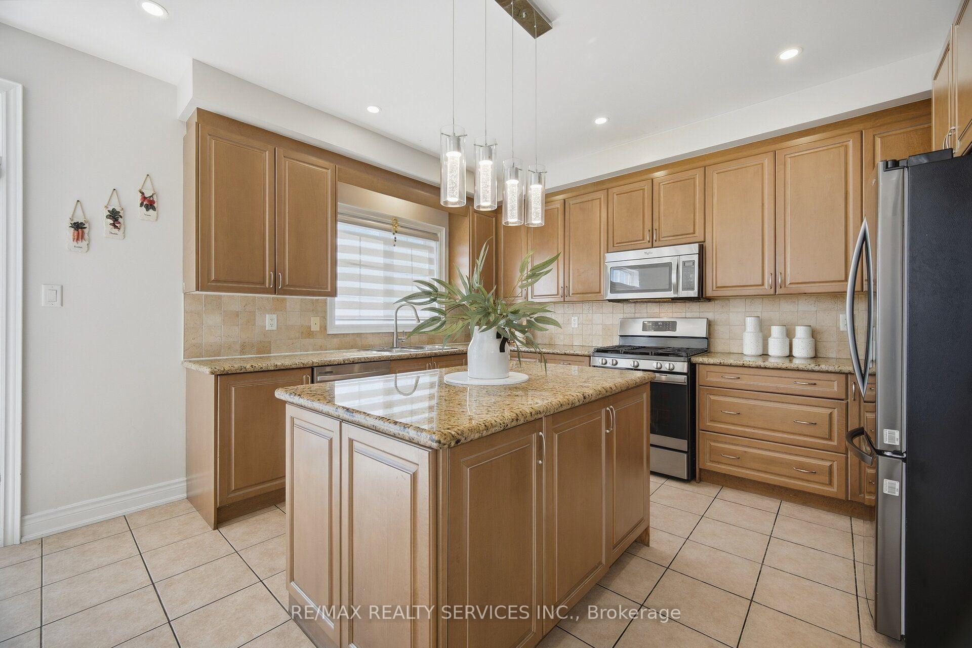 Photo 11 of 68 Southlake Boulevard, Brampton, Madoc — HOMEH