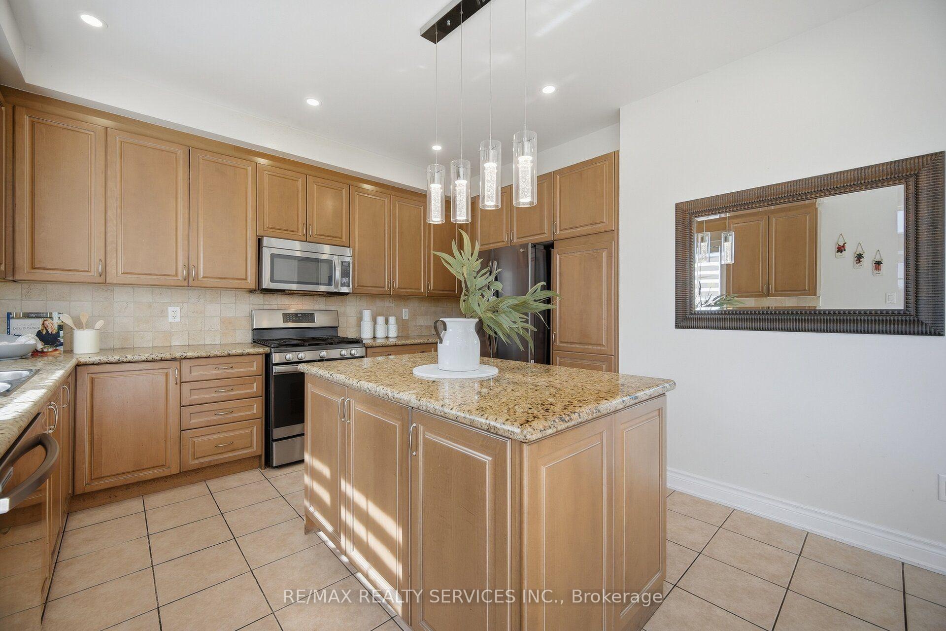 Photo 12 of 68 Southlake Boulevard, Brampton, Madoc — HOMEH