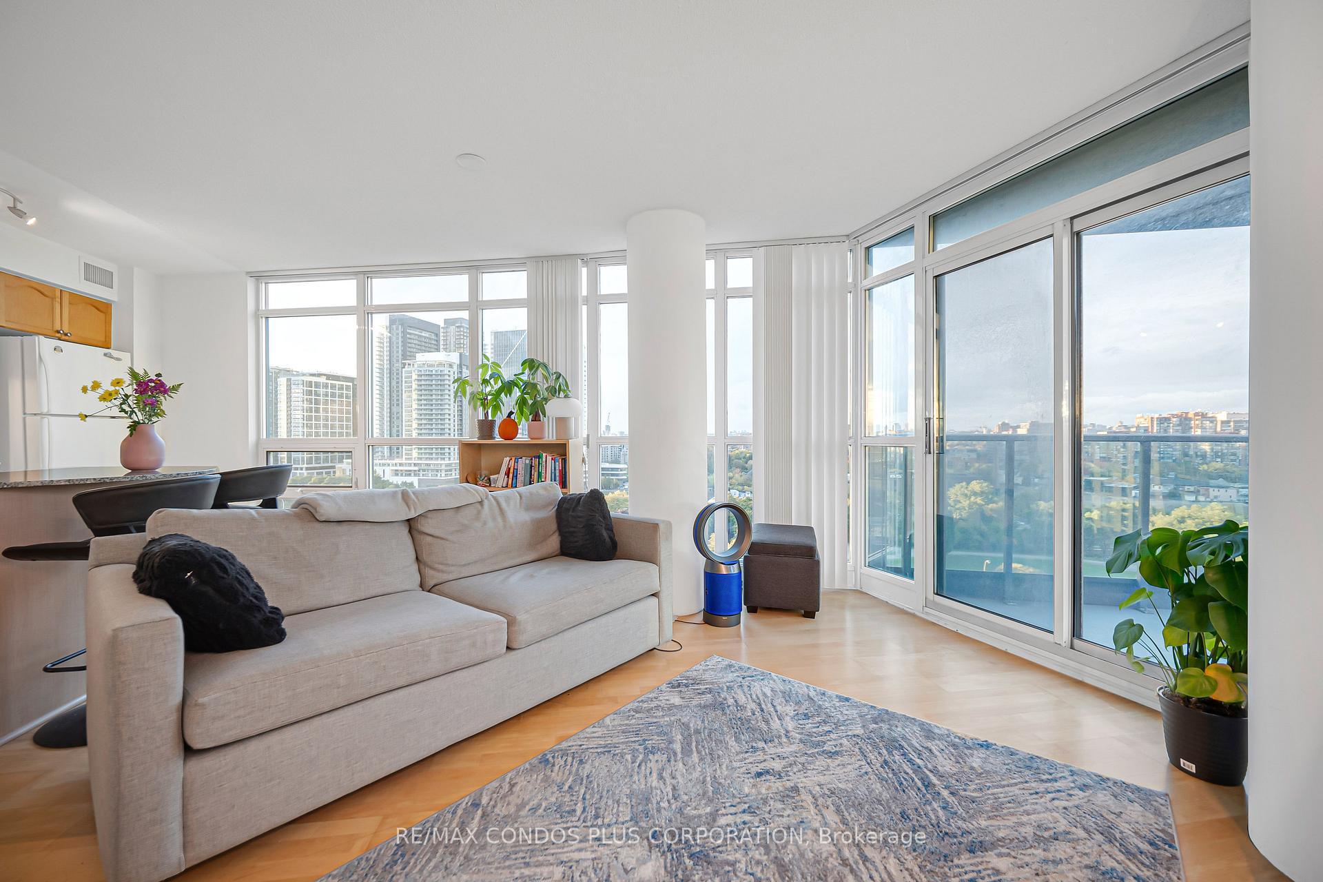 Photo 4 of Unit 1609, 231 Fort York Boulevard, Toronto, Niagara — HOMEH