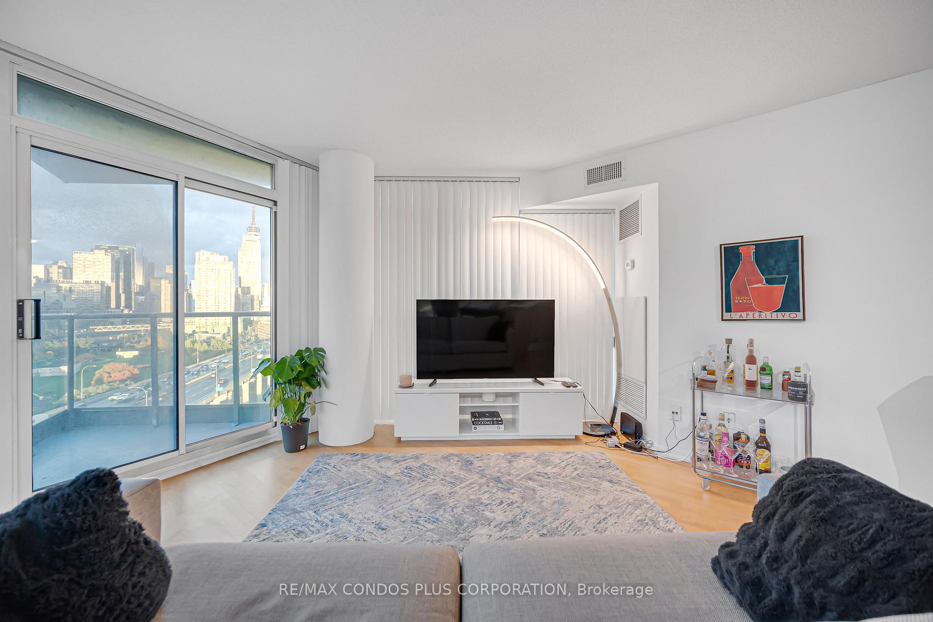 Photo 6 of Unit 1609, 231 Fort York Boulevard, Toronto, Niagara — HOMEH