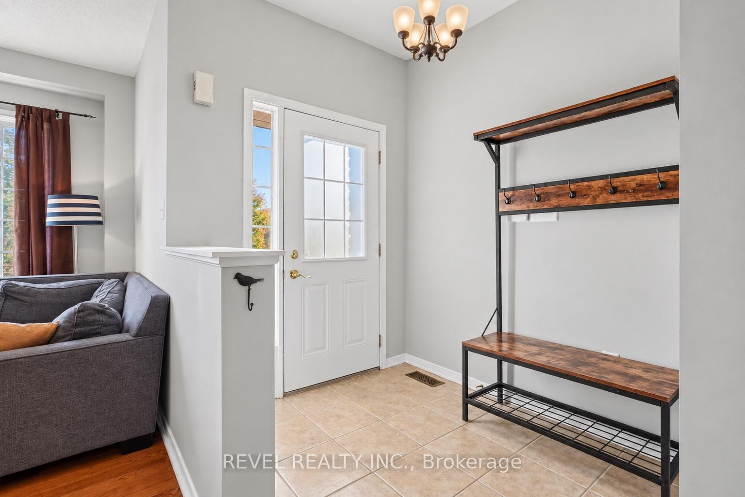 Photo 3 of 30 Sun King Crescent, Barrie, Innis-Shore — HOMEH