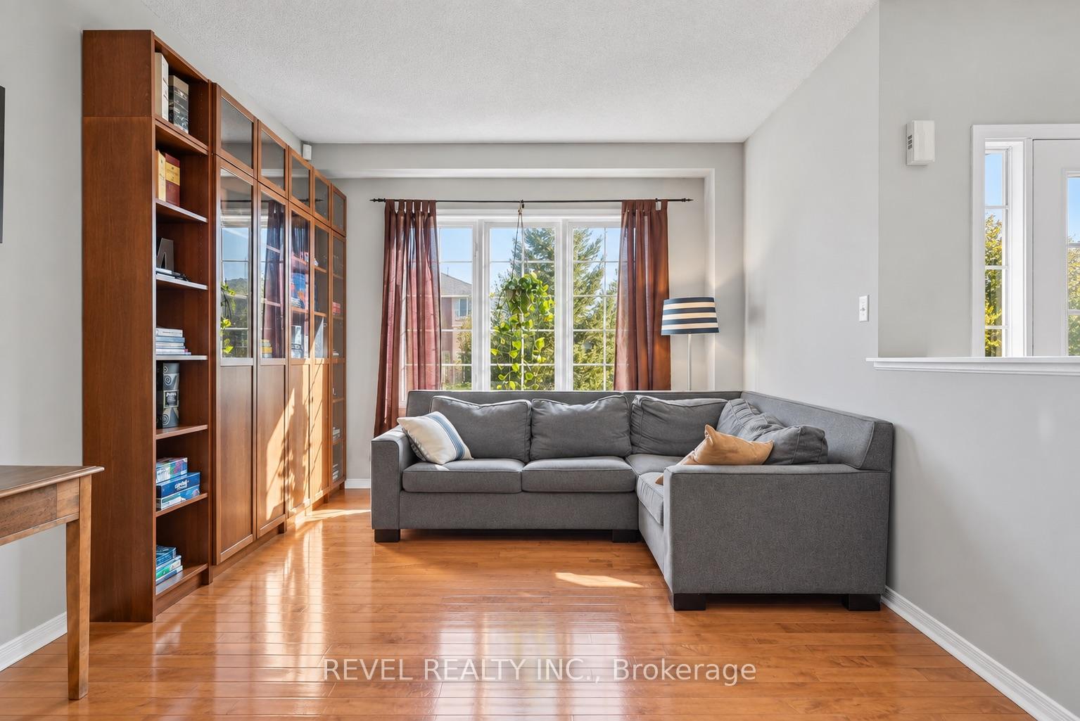 Photo 4 of 30 Sun King Crescent, Barrie, Innis-Shore — HOMEH