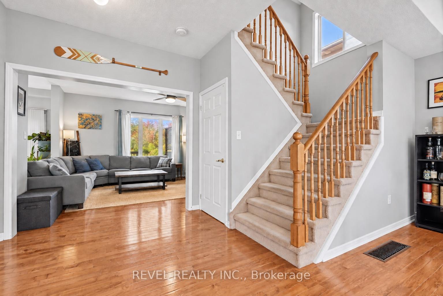 Photo 9 of 30 Sun King Crescent, Barrie, Innis-Shore — HOMEH