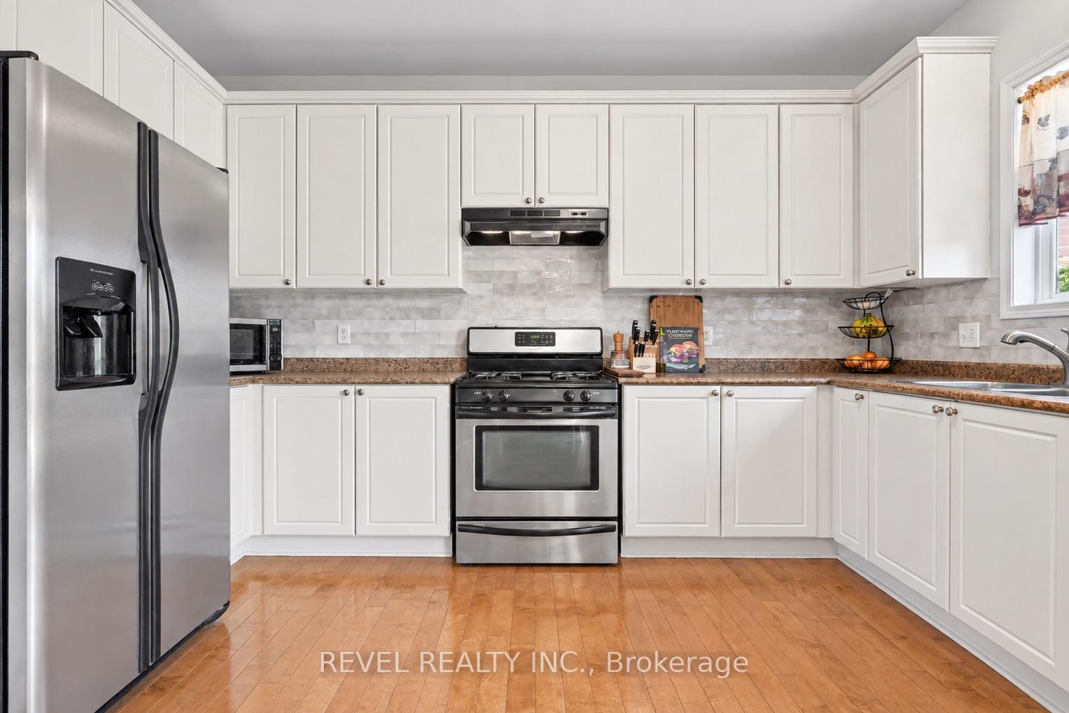 Photo 17 of 30 Sun King Crescent, Barrie, Innis-Shore — HOMEH