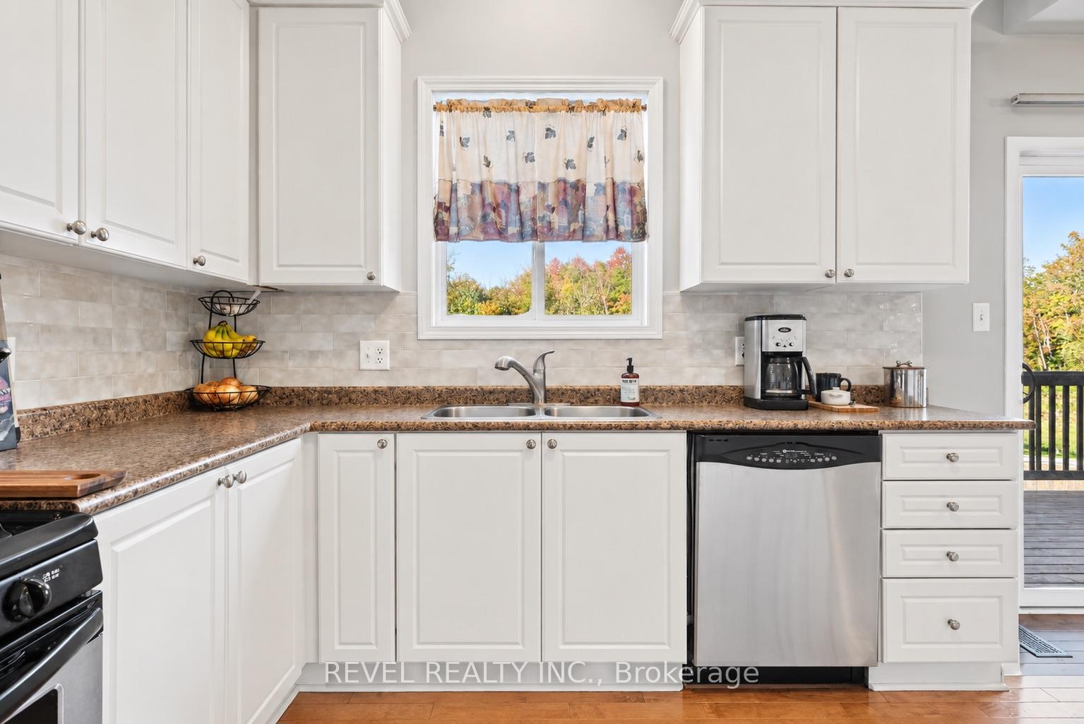 Photo 18 of 30 Sun King Crescent, Barrie, Innis-Shore — HOMEH