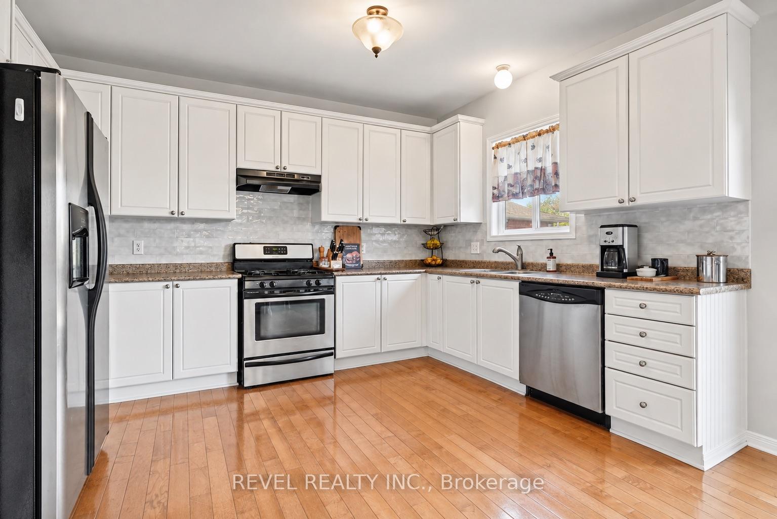 Photo 19 of 30 Sun King Crescent, Barrie, Innis-Shore — HOMEH