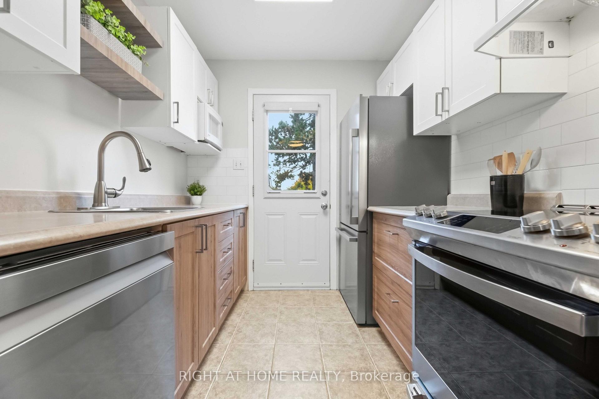 Photo 14 of Unit C, 23 Woodvale, Ottawa, Craig Henry/Woodvale — HOMEH