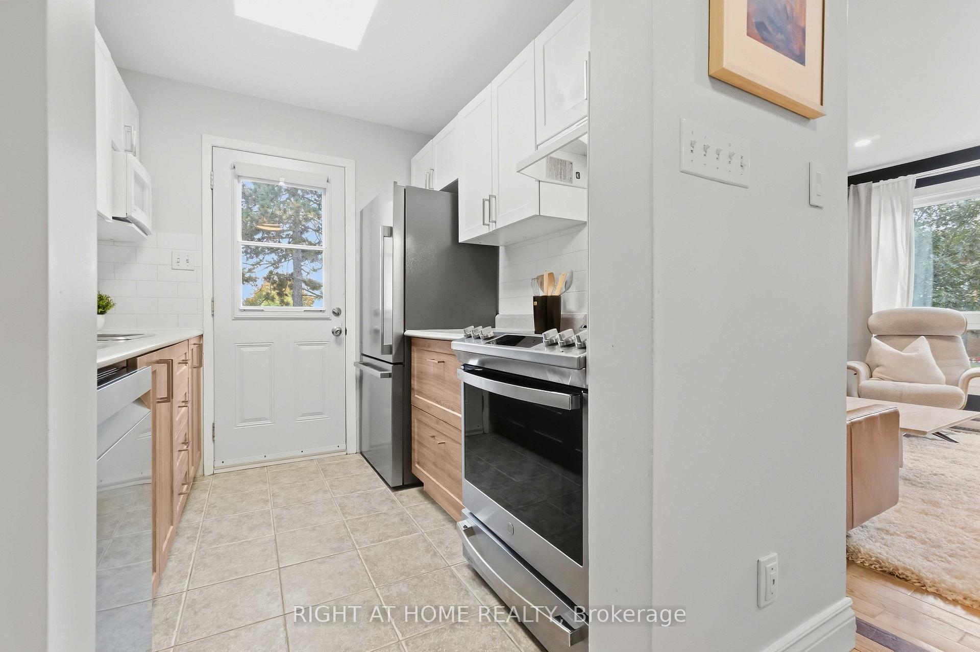 Photo 15 of Unit C, 23 Woodvale, Ottawa, Craig Henry/Woodvale — HOMEH