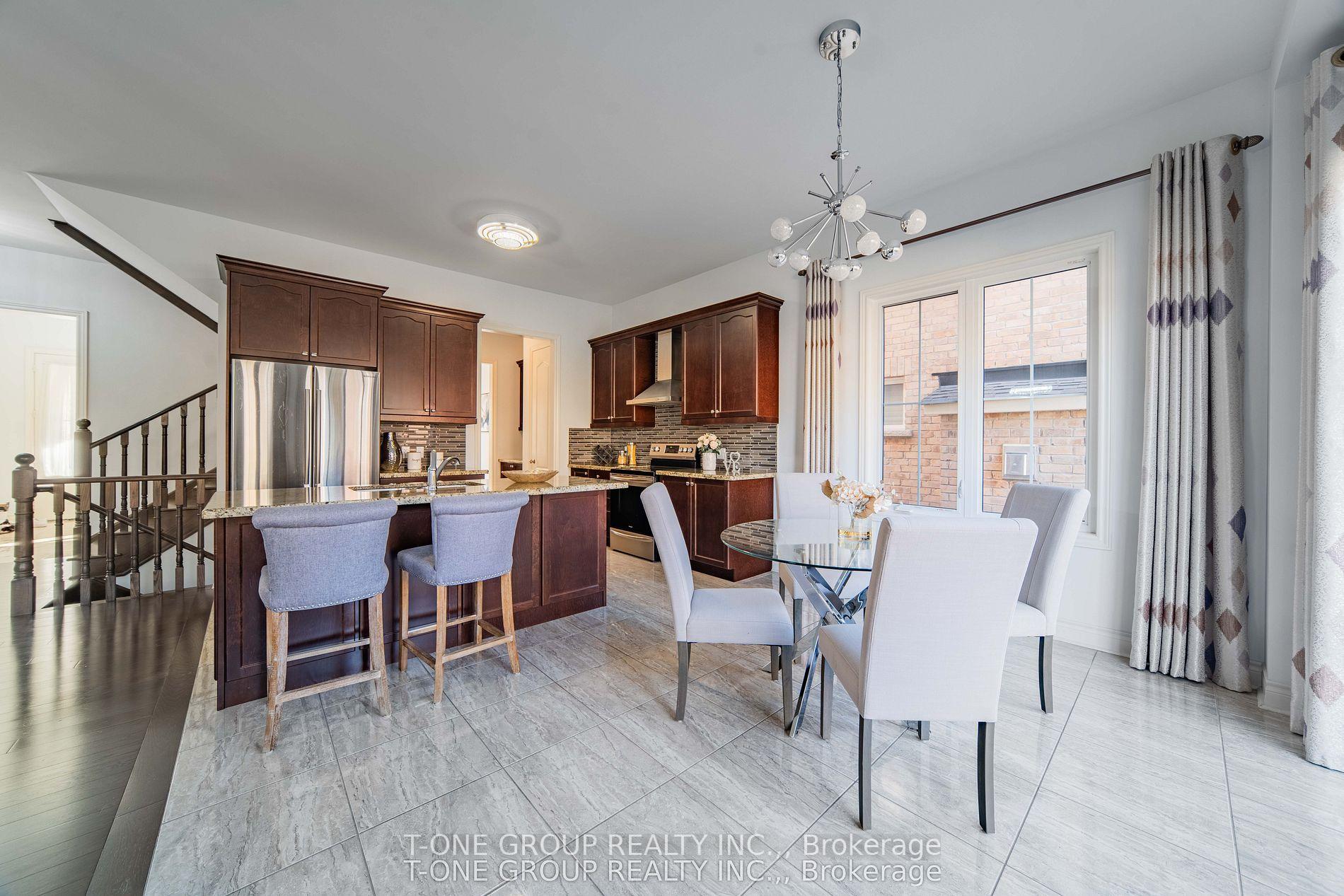 Photo 9 of 63 Ken Sinclair Crescent, Aurora, Aurora Estates — HOMEH