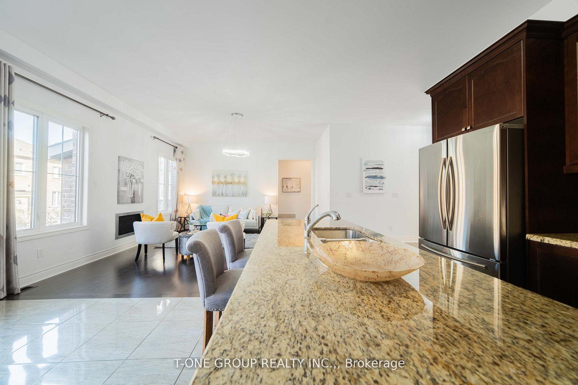 Photo 15 of 63 Ken Sinclair Crescent, Aurora, Aurora Estates — HOMEH