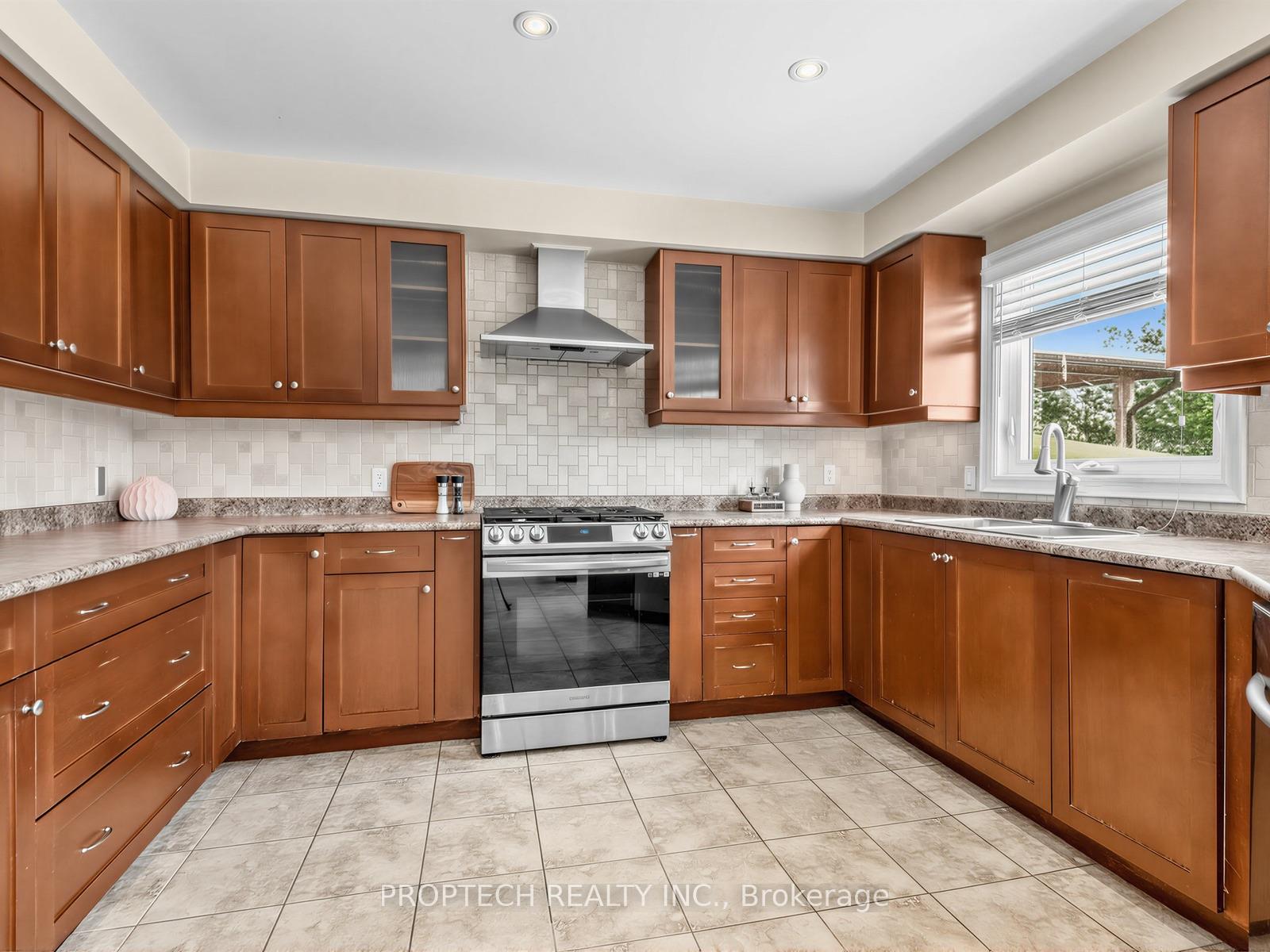 Photo 12 of 47 Topham Crescent, Richmond Hill, Westbrook — HOMEH