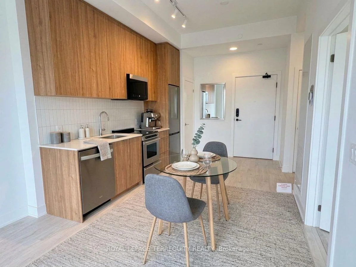 Photo 11 of Unit 702, 3008 William Cutmore Boulevard, Oakville, Joshua Meadows — HOMEH