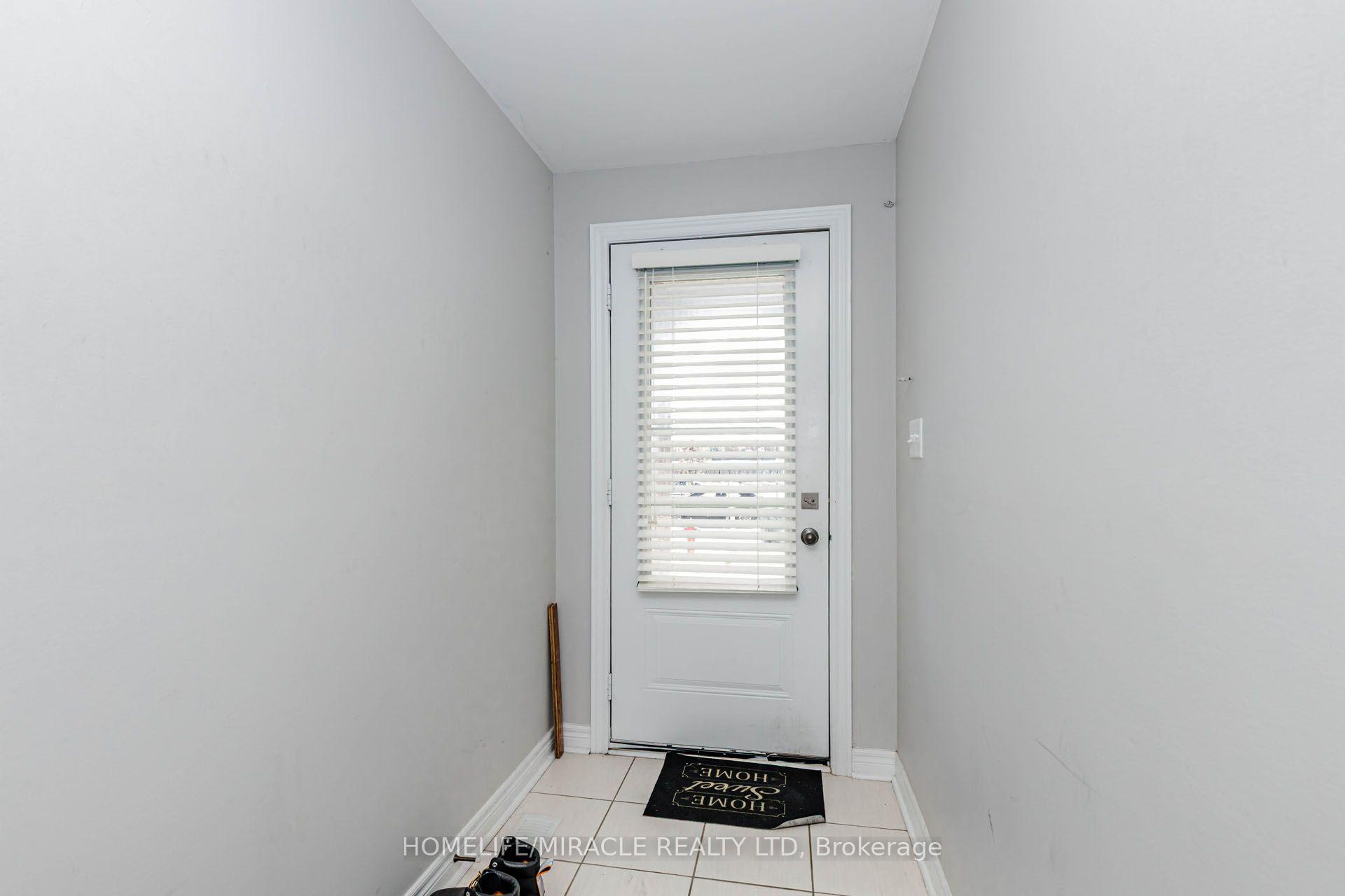 Photo 4 of 45 Padbury Trail, Brampton, Northwest Brampton — HOMEH