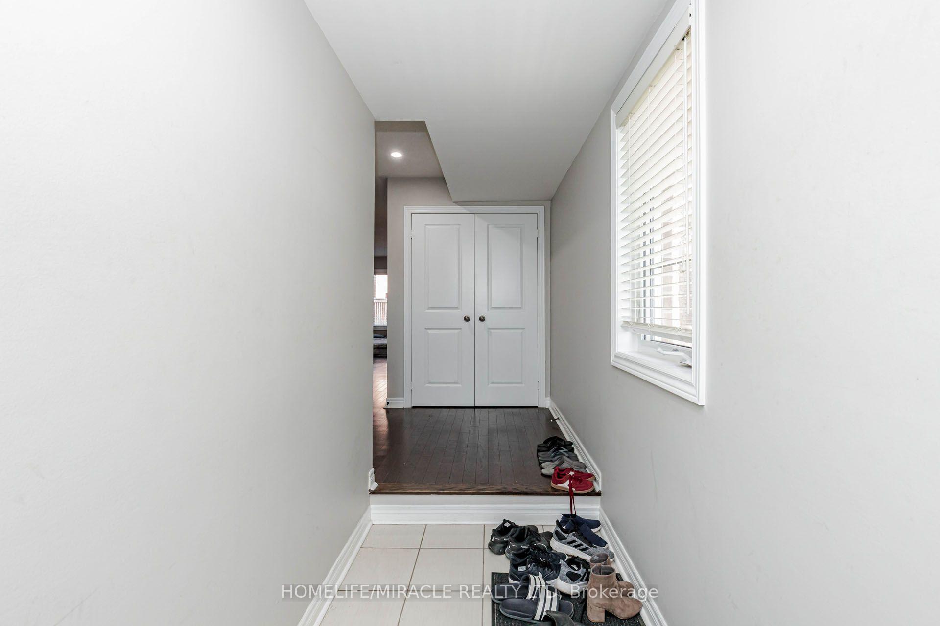 Photo 5 of 45 Padbury Trail, Brampton, Northwest Brampton — HOMEH