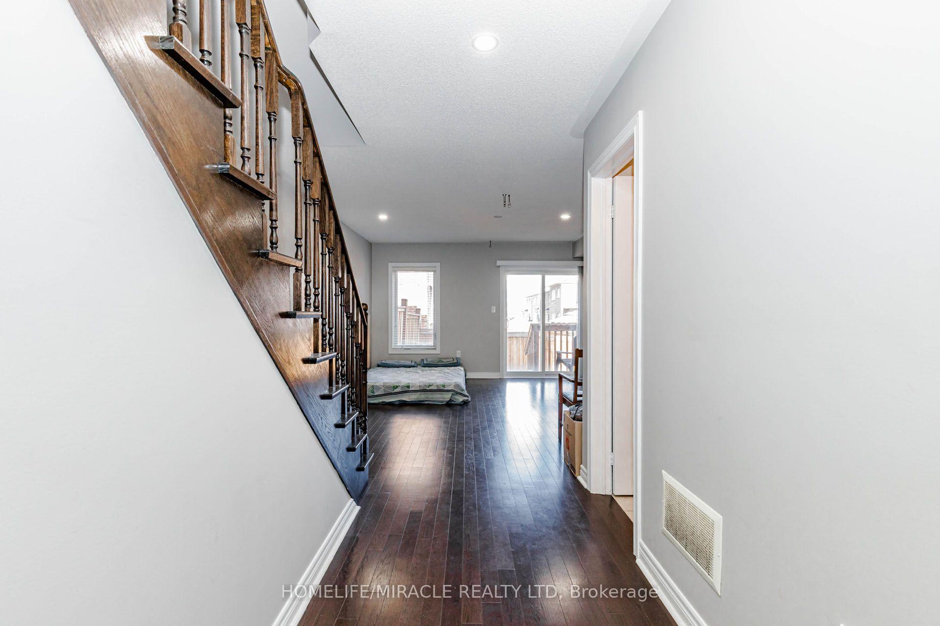 Photo 7 of 45 Padbury Trail, Brampton, Northwest Brampton — HOMEH