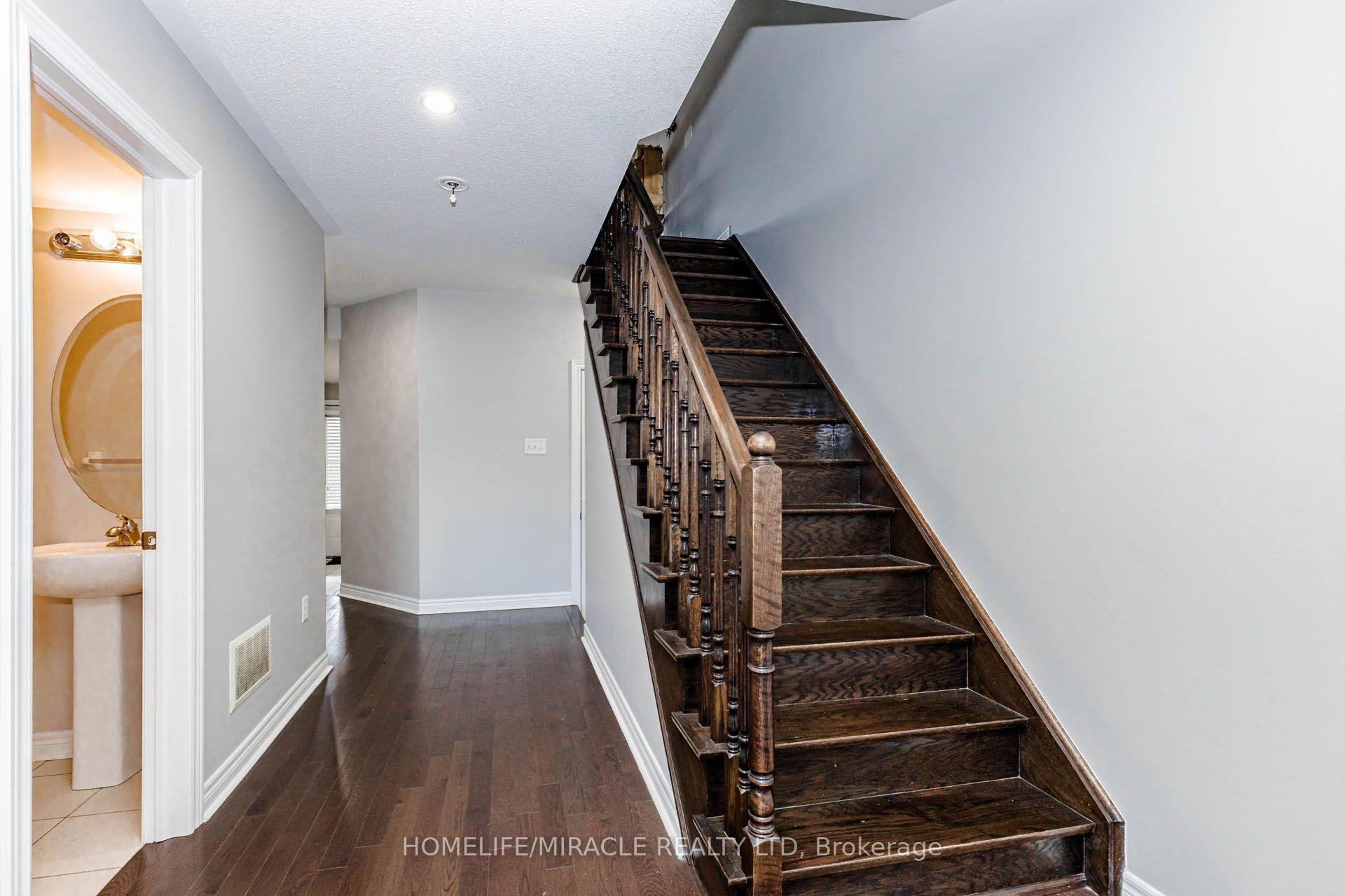 Photo 12 of 45 Padbury Trail, Brampton, Northwest Brampton — HOMEH