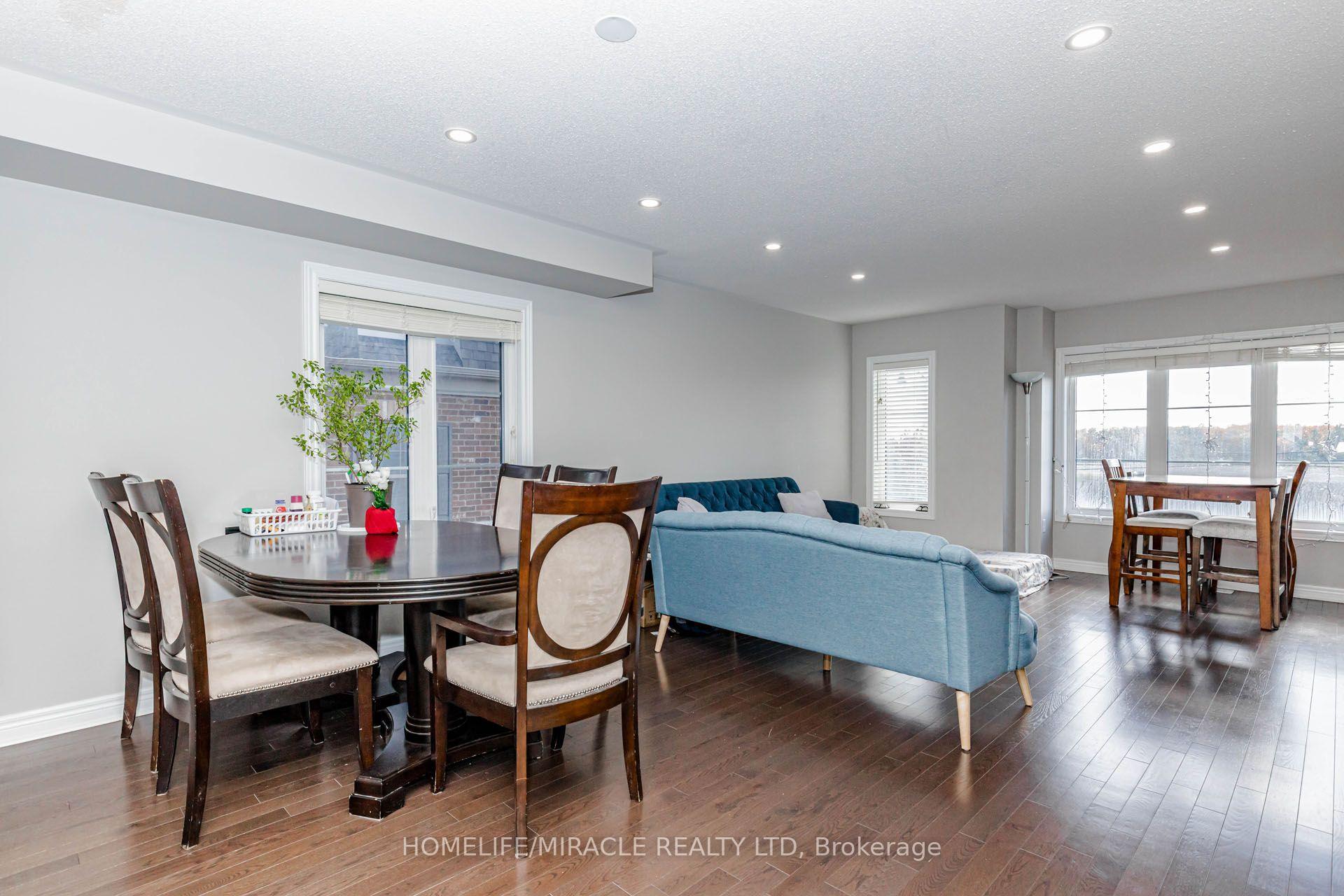 Photo 13 of 45 Padbury Trail, Brampton, Northwest Brampton — HOMEH