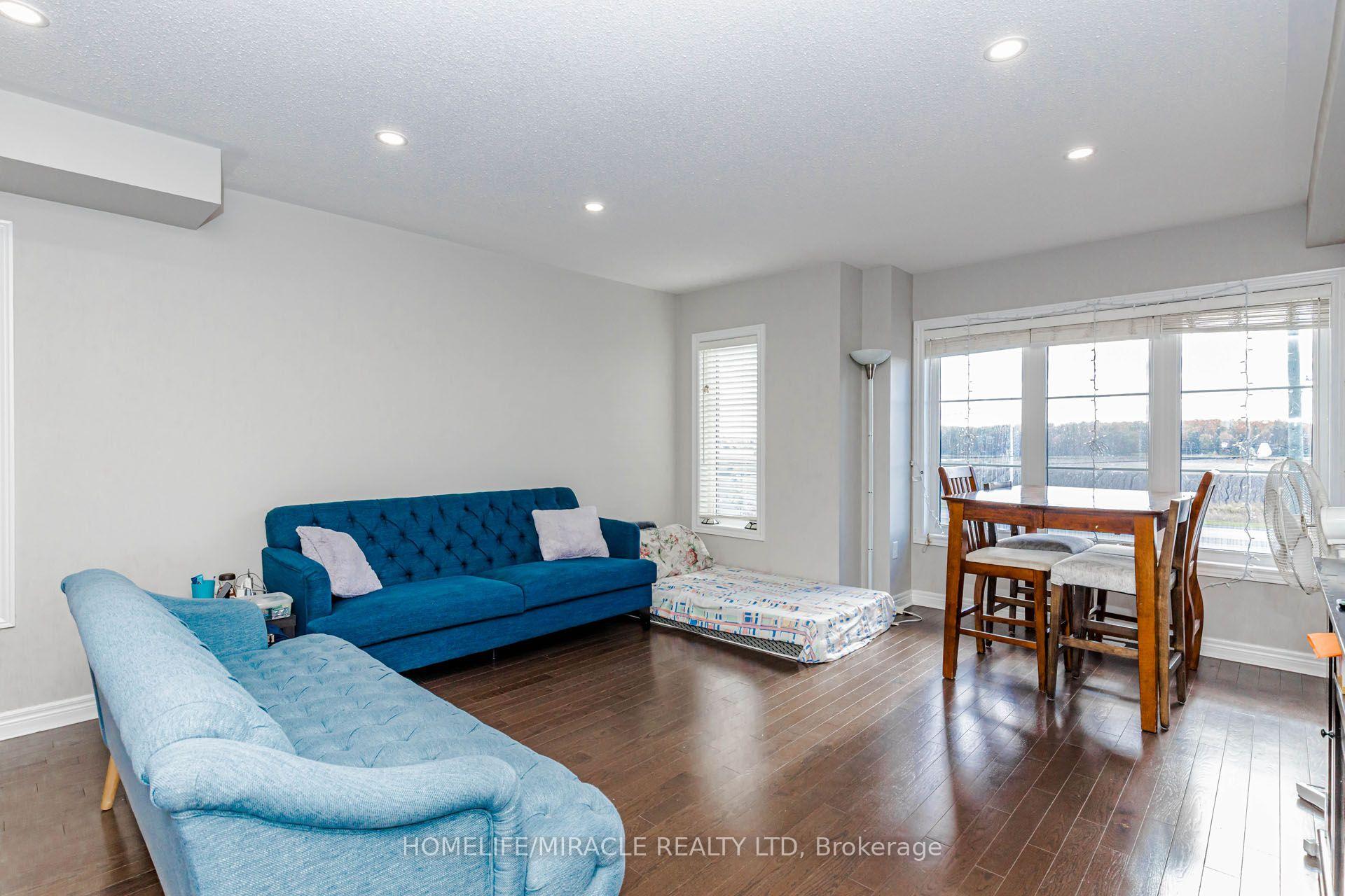 Photo 16 of 45 Padbury Trail, Brampton, Northwest Brampton — HOMEH