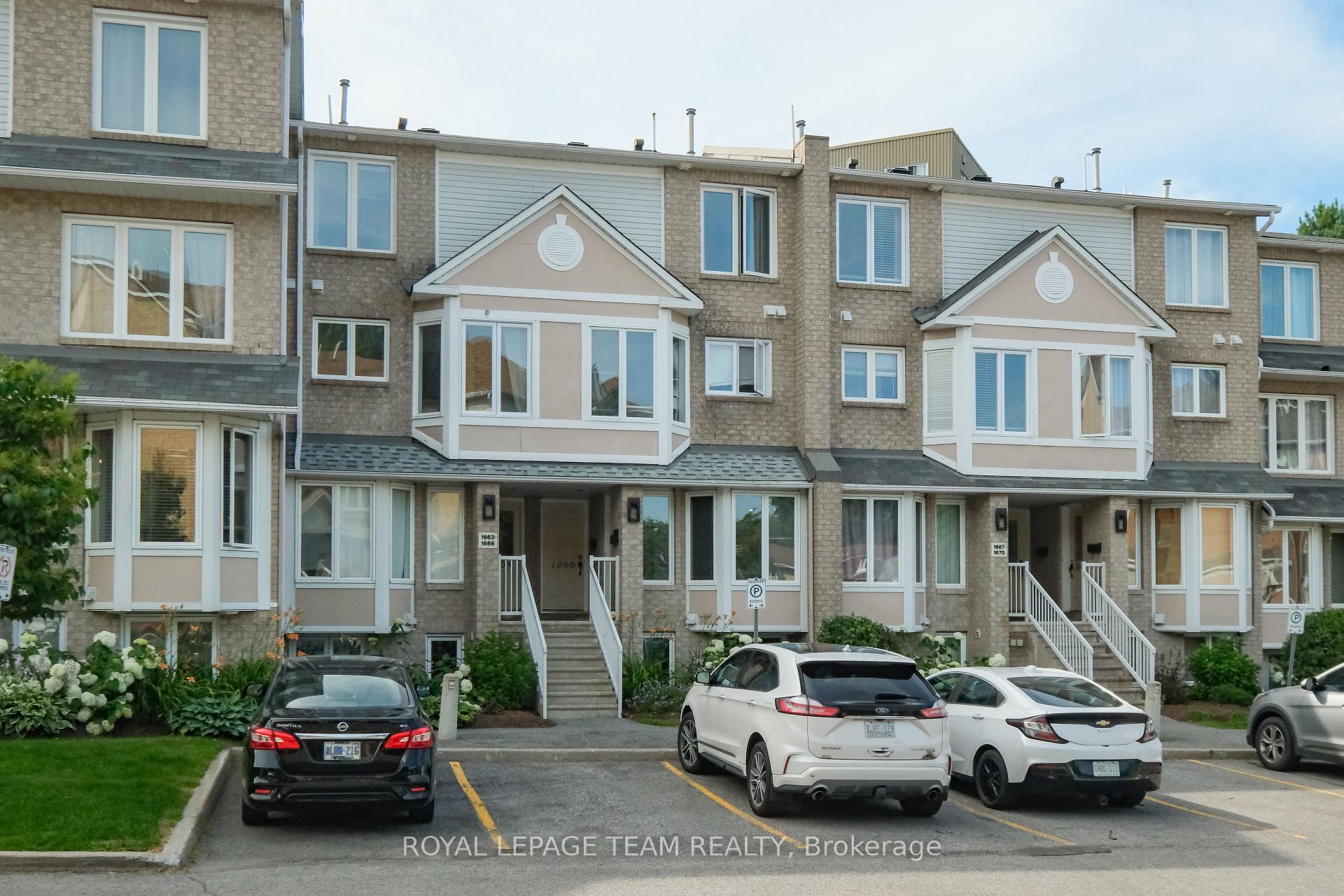 Photo 3 of 1665 Locksley Lane, Ottawa, Beaconwood — HOMEH