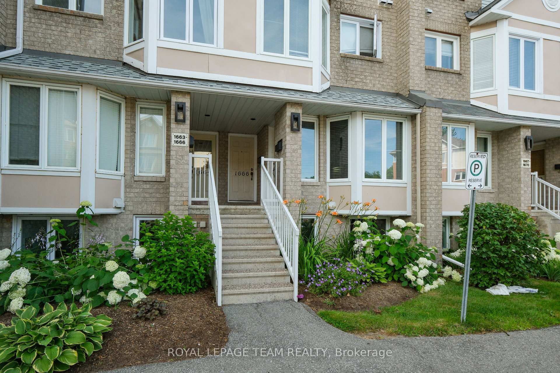 Photo 4 of 1665 Locksley Lane, Ottawa, Beaconwood — HOMEH