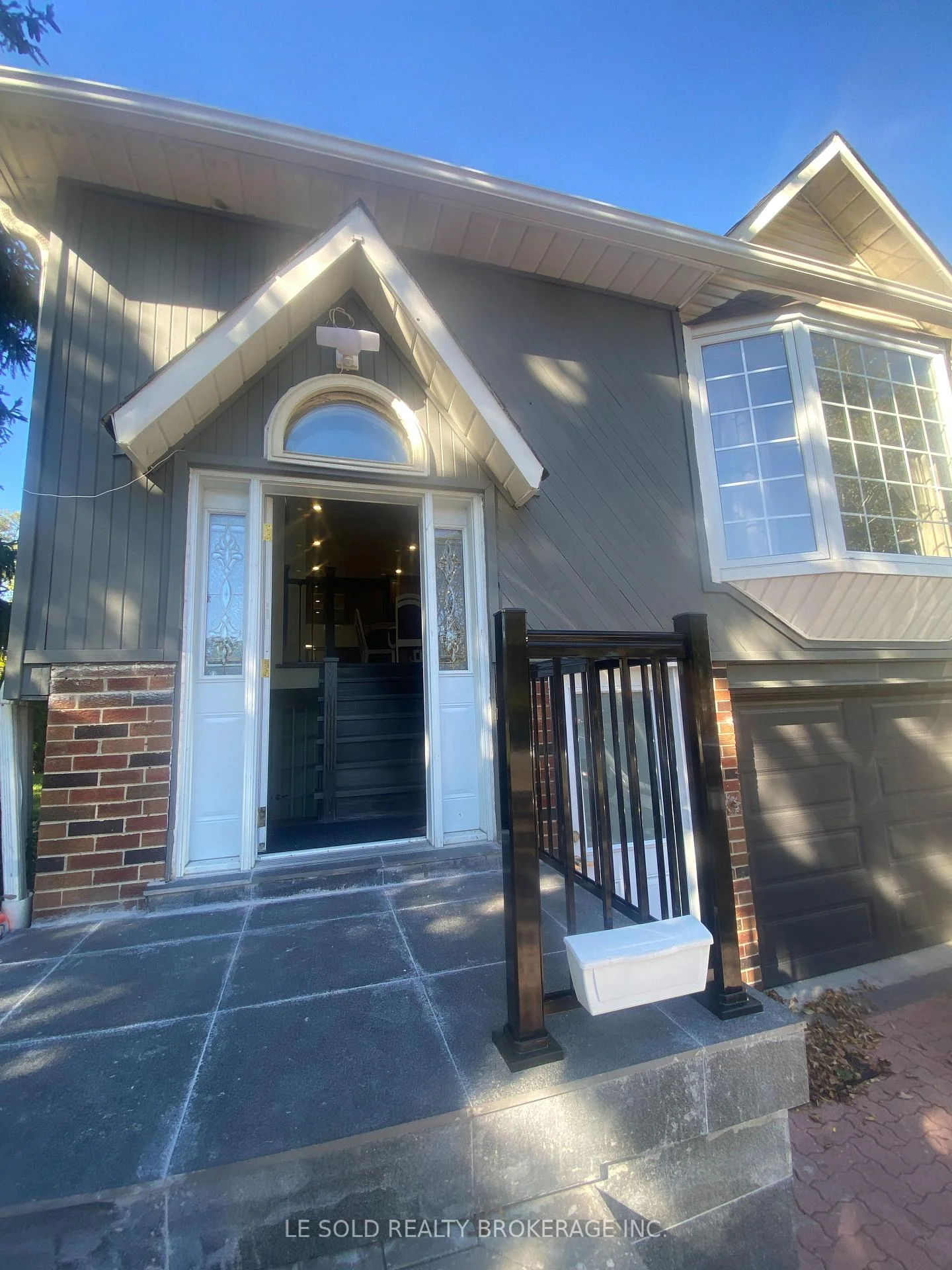 Photo 4 of Unit Upper, 2 Chipwood Crescent, North York, Pleasant View — HOMEH
