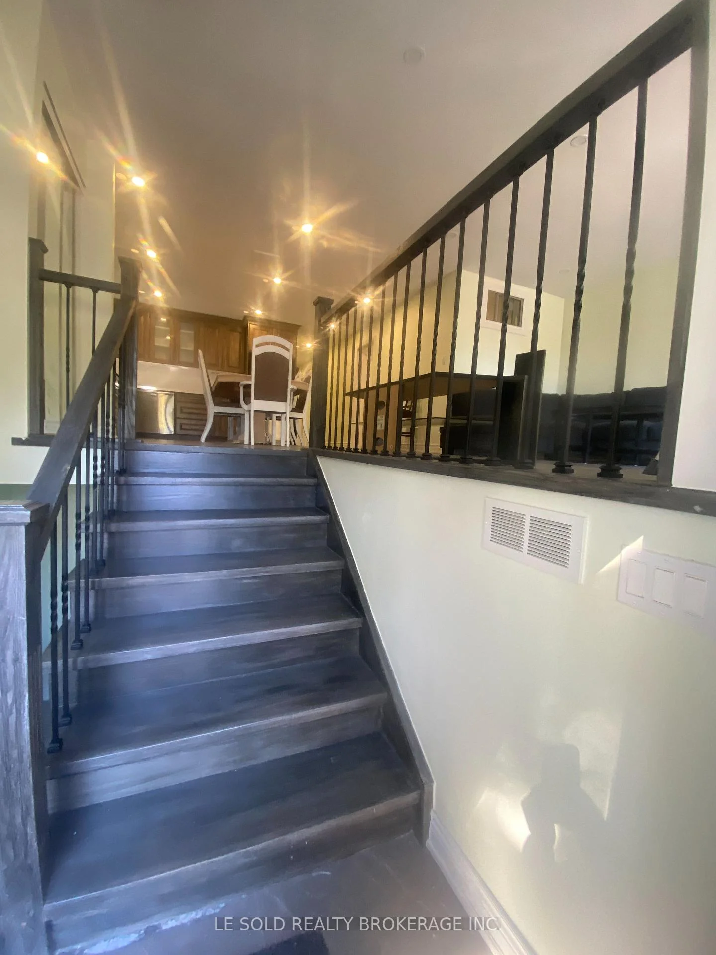 Photo 5 of Unit Upper, 2 Chipwood Crescent, North York, Pleasant View — HOMEH