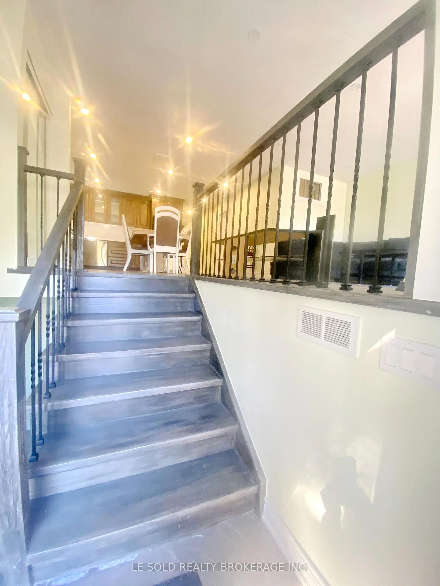 Photo 18 of Unit Upper, 2 Chipwood Crescent, North York, Pleasant View — HOMEH
