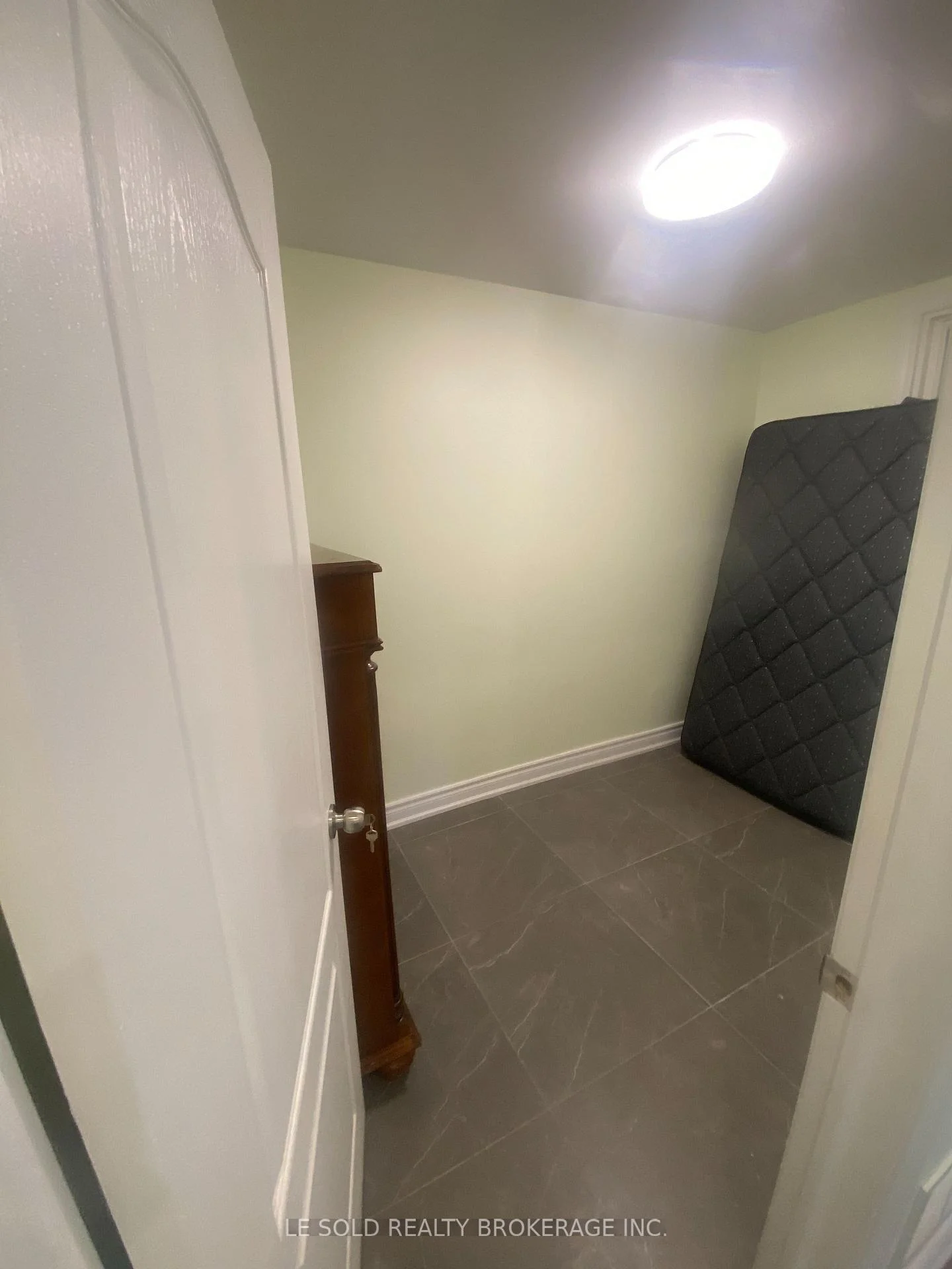 Photo 47 of Unit Upper, 2 Chipwood Crescent, North York, Pleasant View — HOMEH