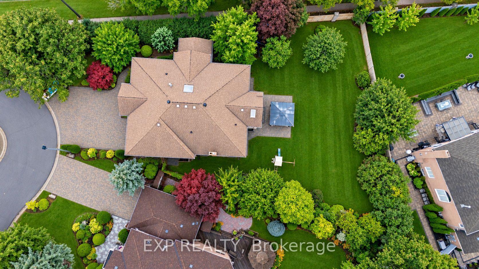 Photo 3 of 2 Shallmar Gardens, Richmond Hill, Bayview Hill — HOMEH