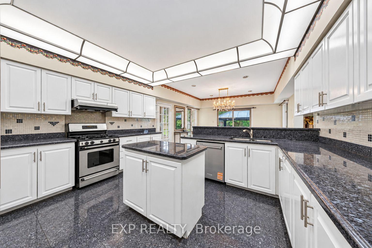 Photo 17 of 2 Shallmar Gardens, Richmond Hill, Bayview Hill — HOMEH