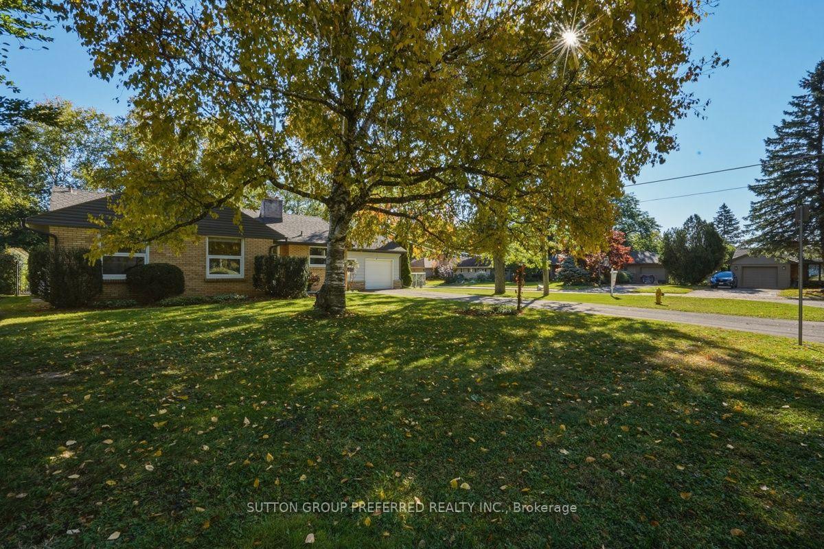 Photo 3 of 465 Glen Crescent, London, North P — HOMEH
