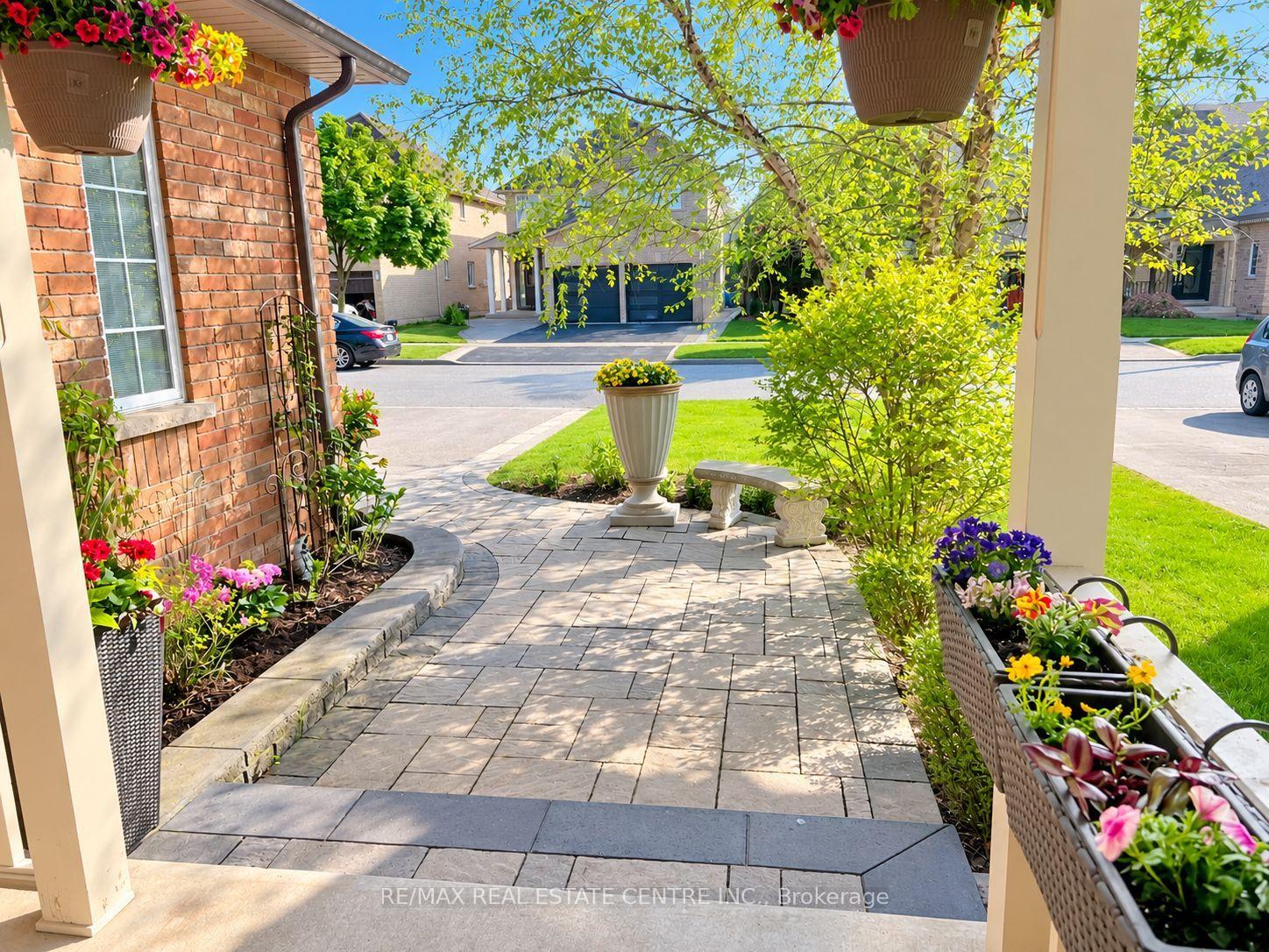 Photo 2 of 1302 Renfield Drive, Burlington, Tansley — HOMEH