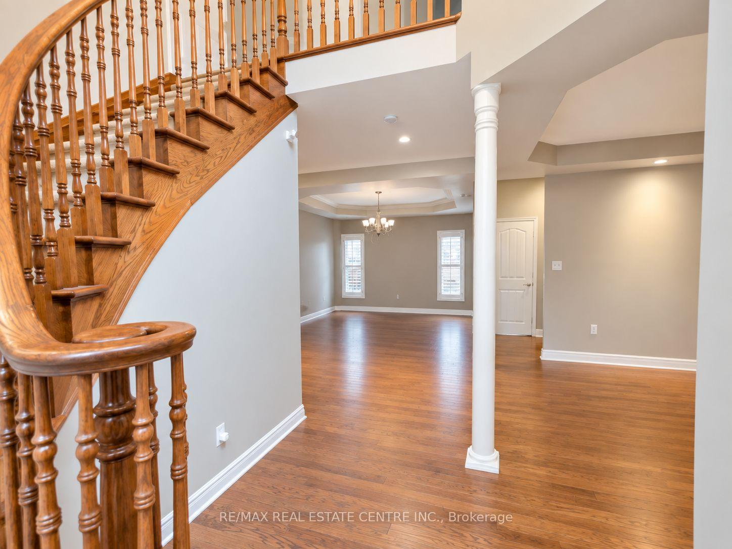 Photo 3 of 1302 Renfield Drive, Burlington, Tansley — HOMEH
