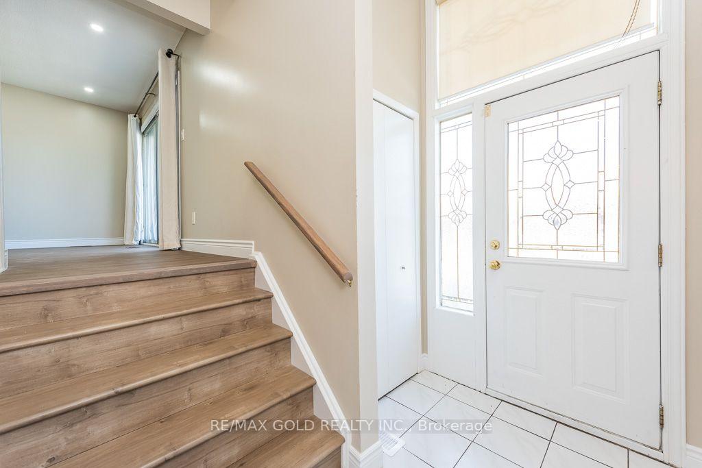 Photo 3 of 7283 Sigsbee Drive, Mississauga, Malton — HOMEH