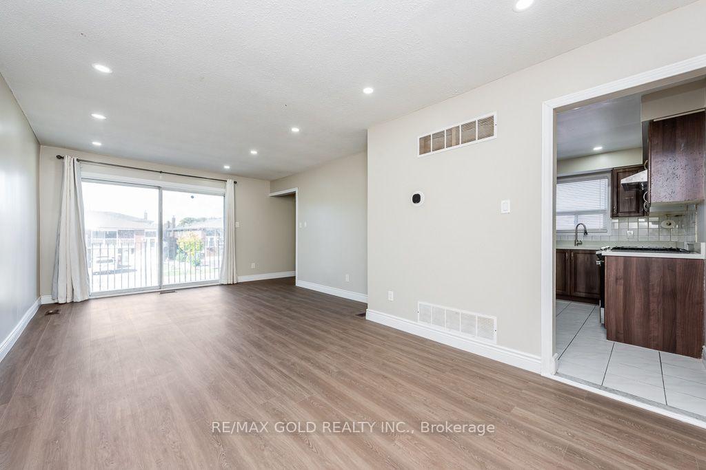 Photo 9 of 7283 Sigsbee Drive, Mississauga, Malton — HOMEH