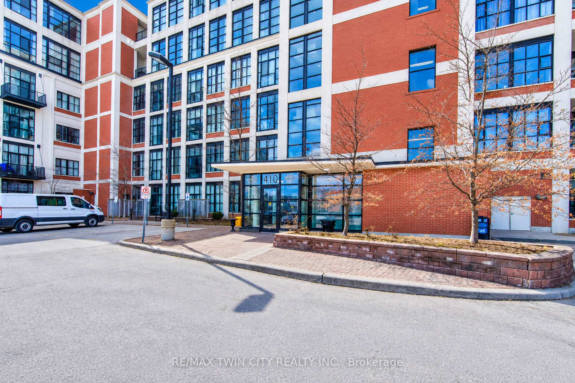 Photo 3 of Unit 405, 404 King Street W, Kitchener, City Commercial Core — HOMEH