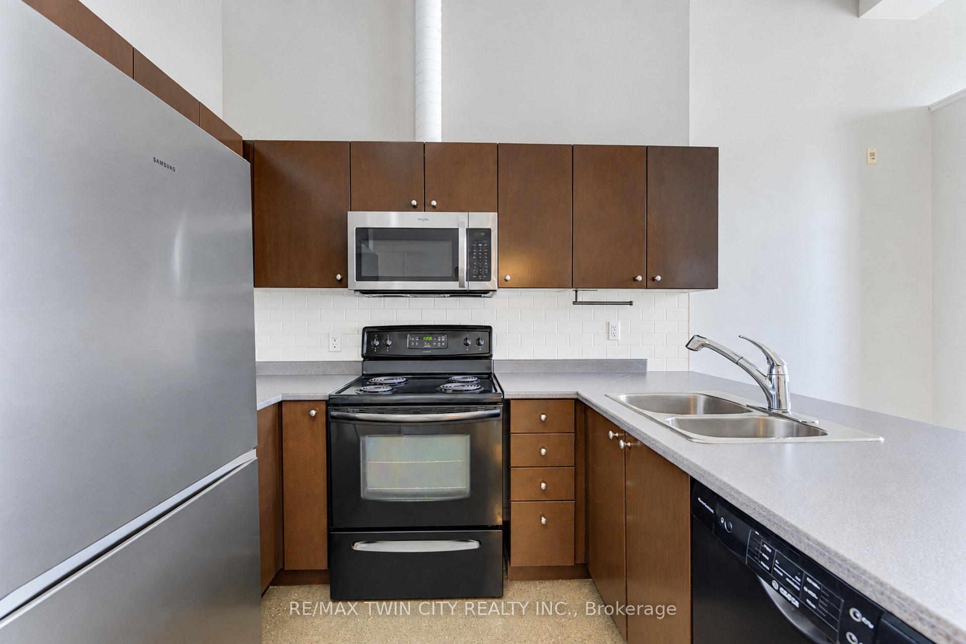 Photo 10 of Unit 405, 404 King Street W, Kitchener, City Commercial Core — HOMEH