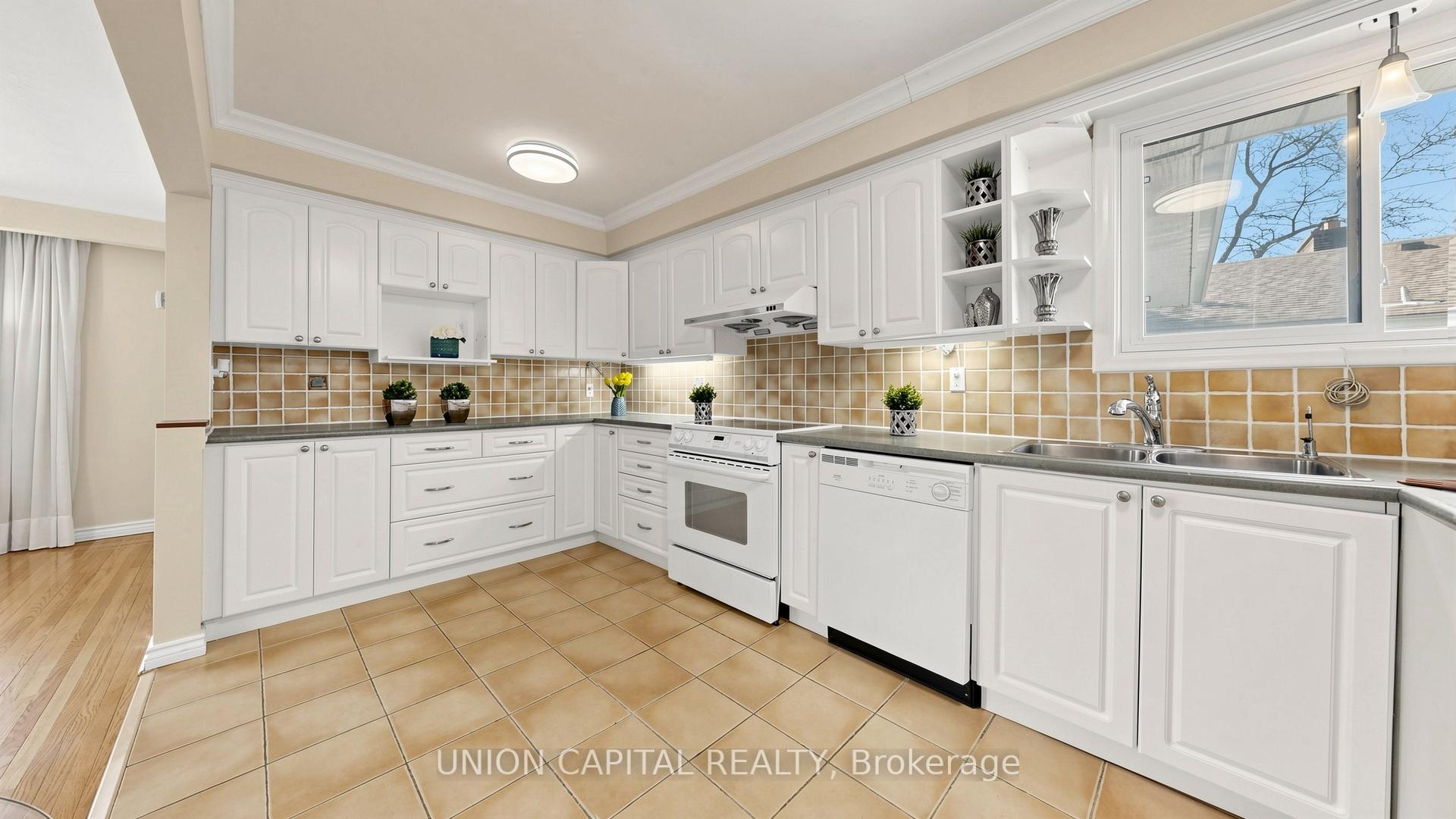 Photo 17 of 49 Bathford Crescent, North York, Bayview Village — HOMEH
