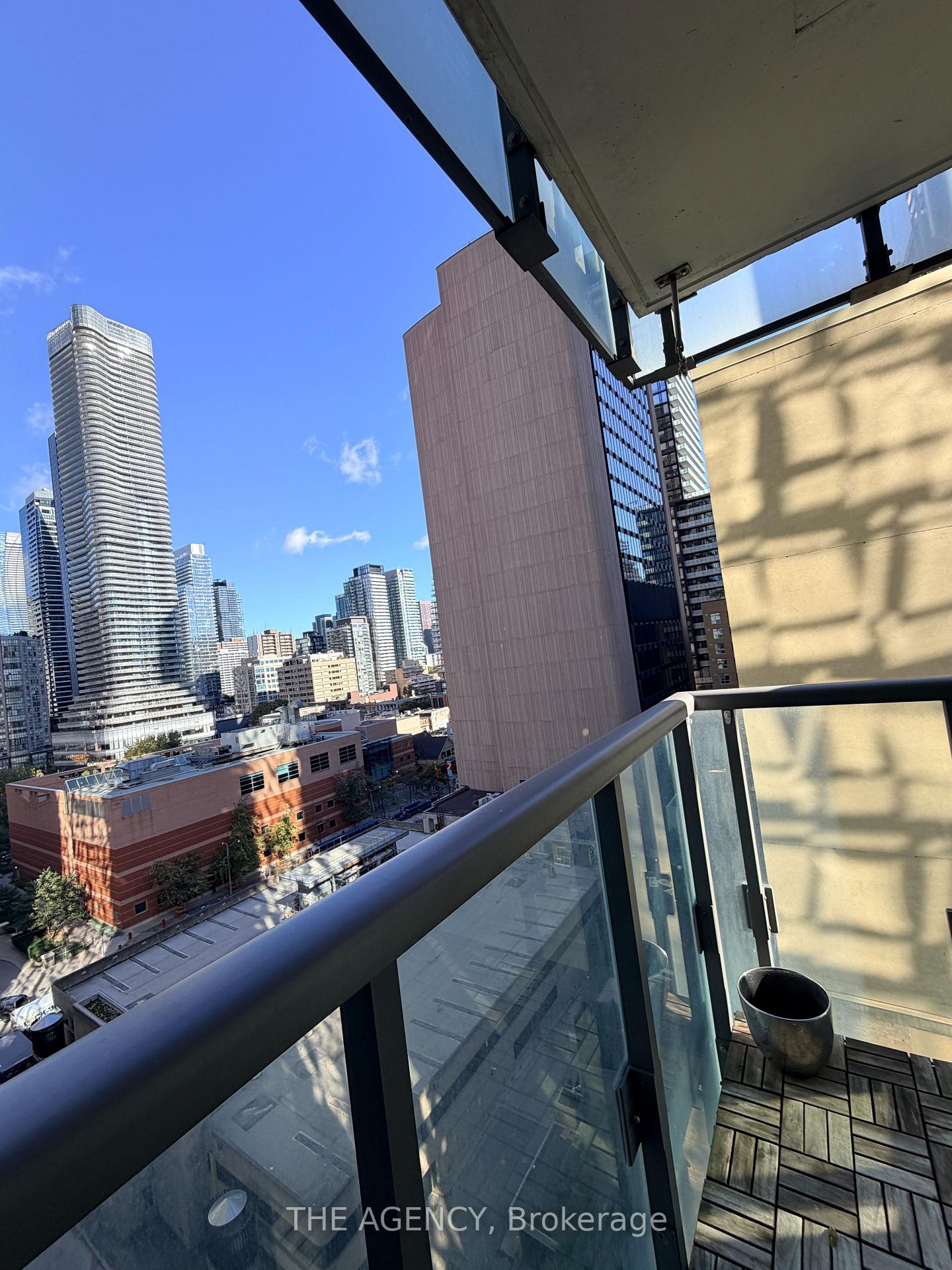 Photo 4 of Unit 1008, 38 Grenville Street, Toronto, Bay Street Corridor — HOMEH